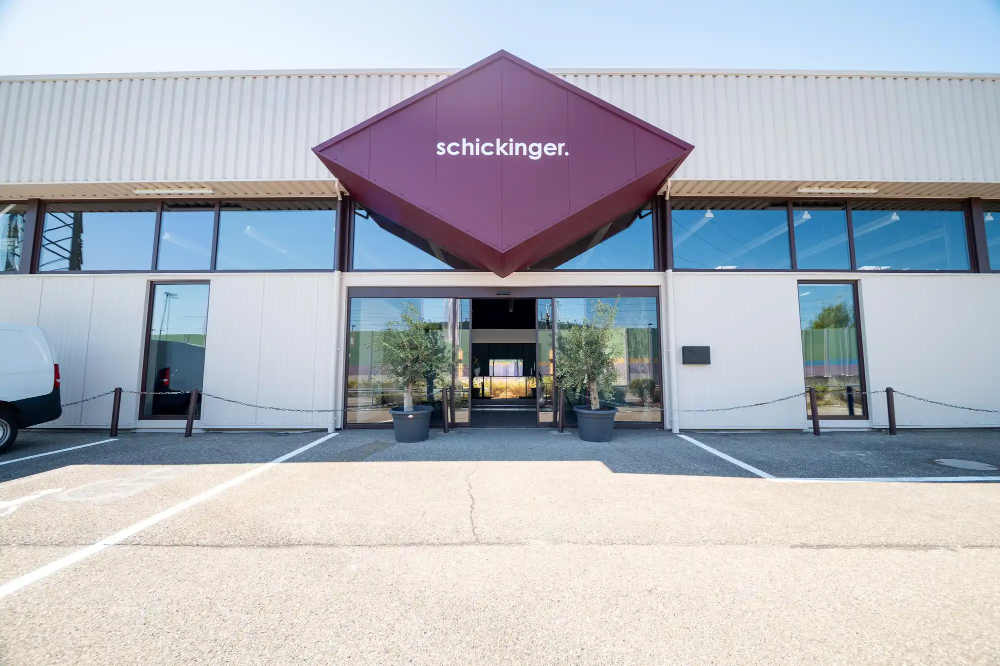 Außenansicht im Schickinger Showroom in Sinzheim – eingang, rauten-logo