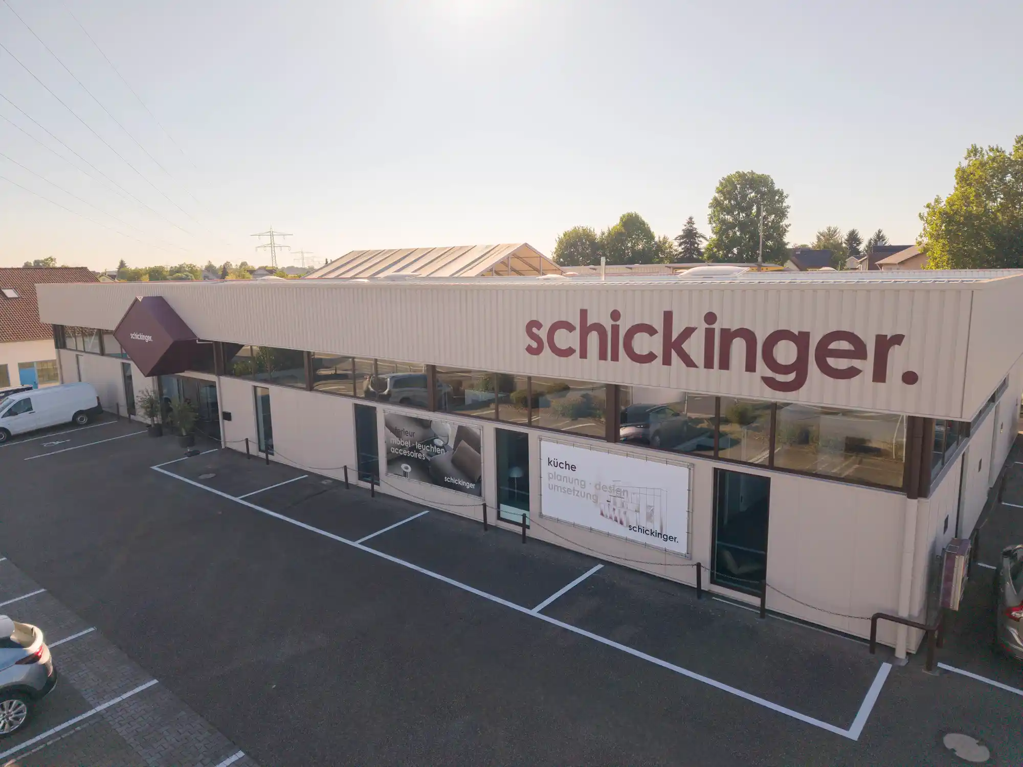 Außenansicht im Schickinger Showroom in Sinzheim – luftaufnahme, abendlicht