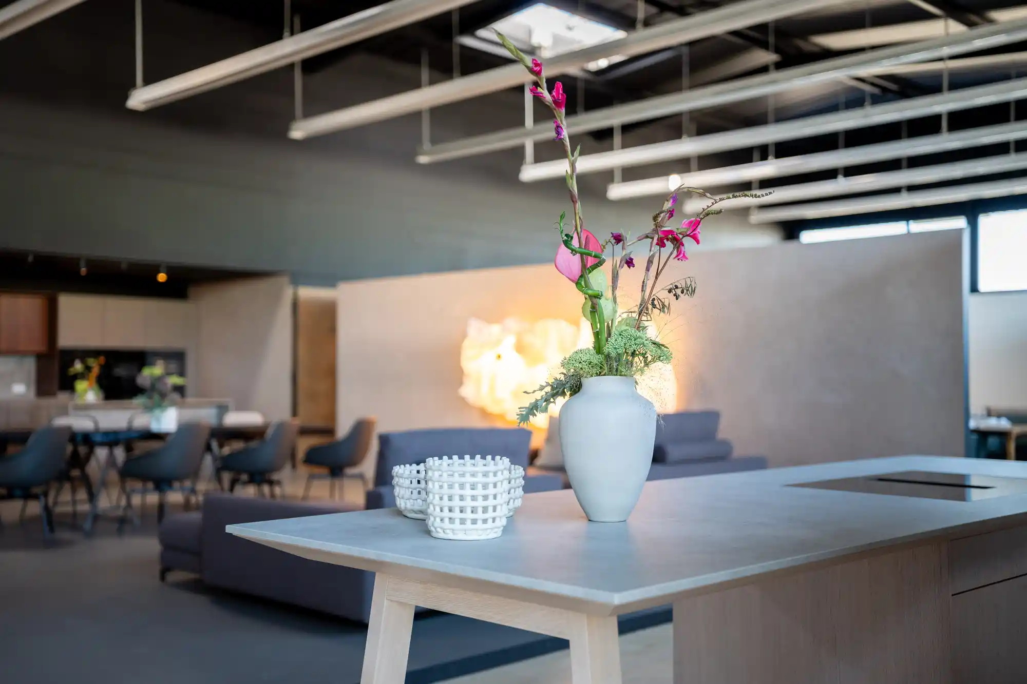 Detail im Schickinger Showroom in Sinzheim – blumenschmuck, esstisch