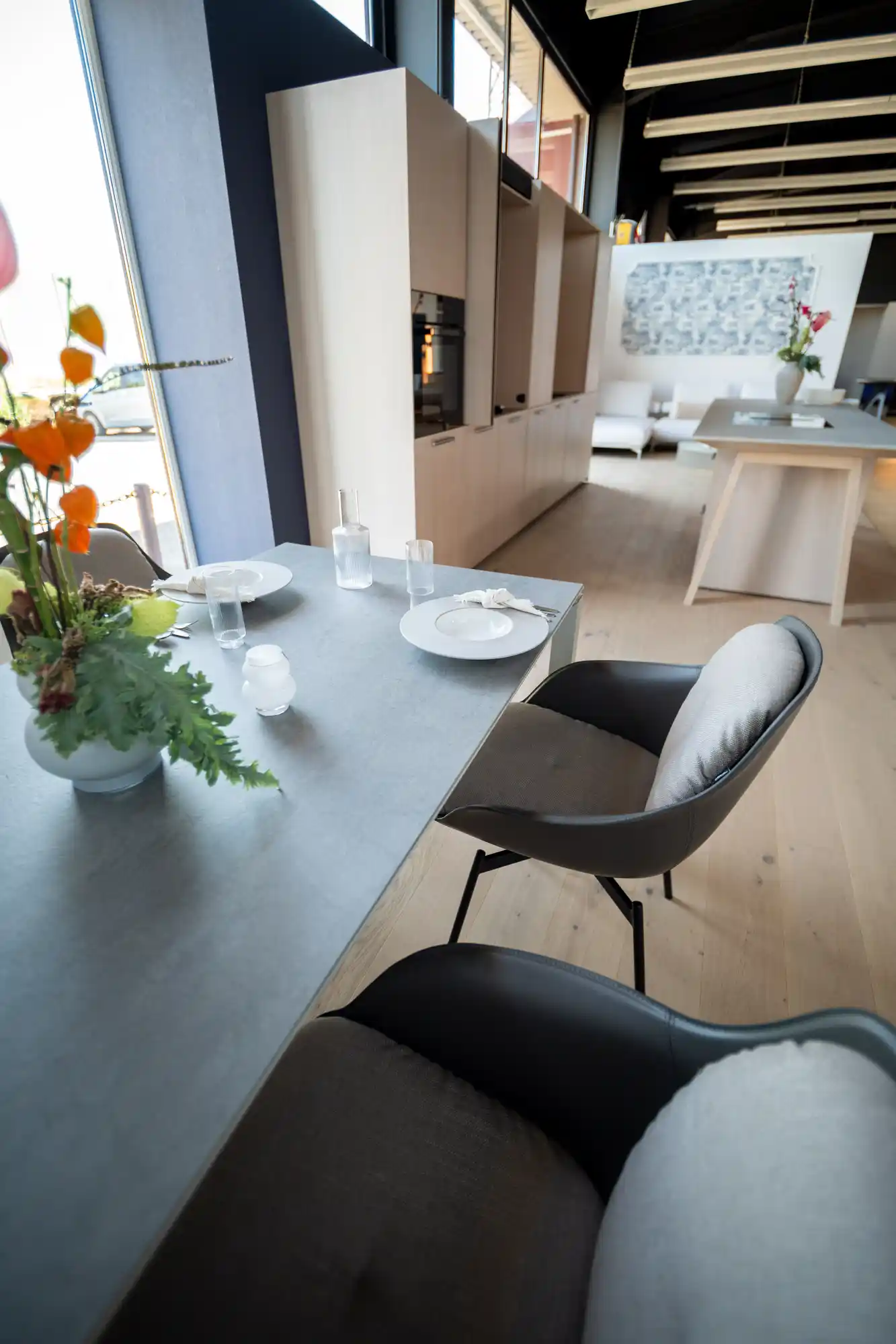 Detail im Schickinger Showroom in Sinzheim – esstisch, blumenschmuck