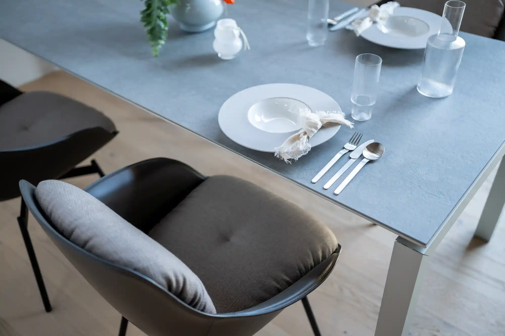Detail im Schickinger Showroom in Sinzheim – gedeck, stuhl