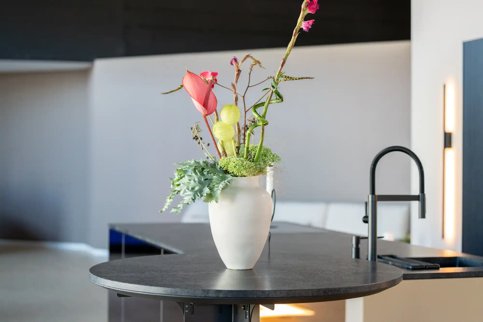 Detail im Schickinger Showroom in Sinzheim – stehtisch, blumenschmuck