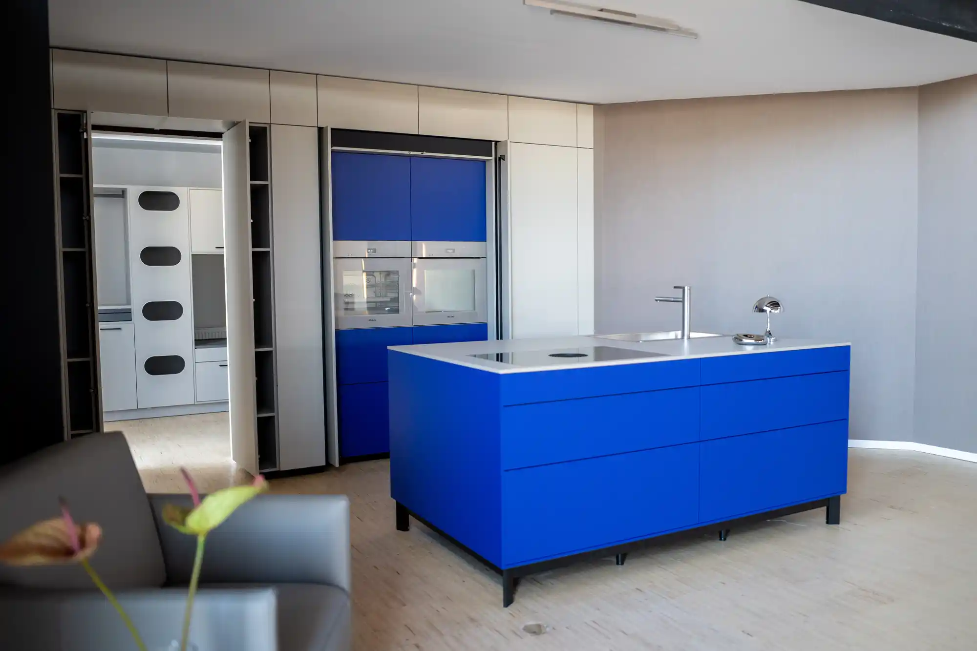 Küche im Schickinger Showroom in Sinzheim – blaue kochinsel