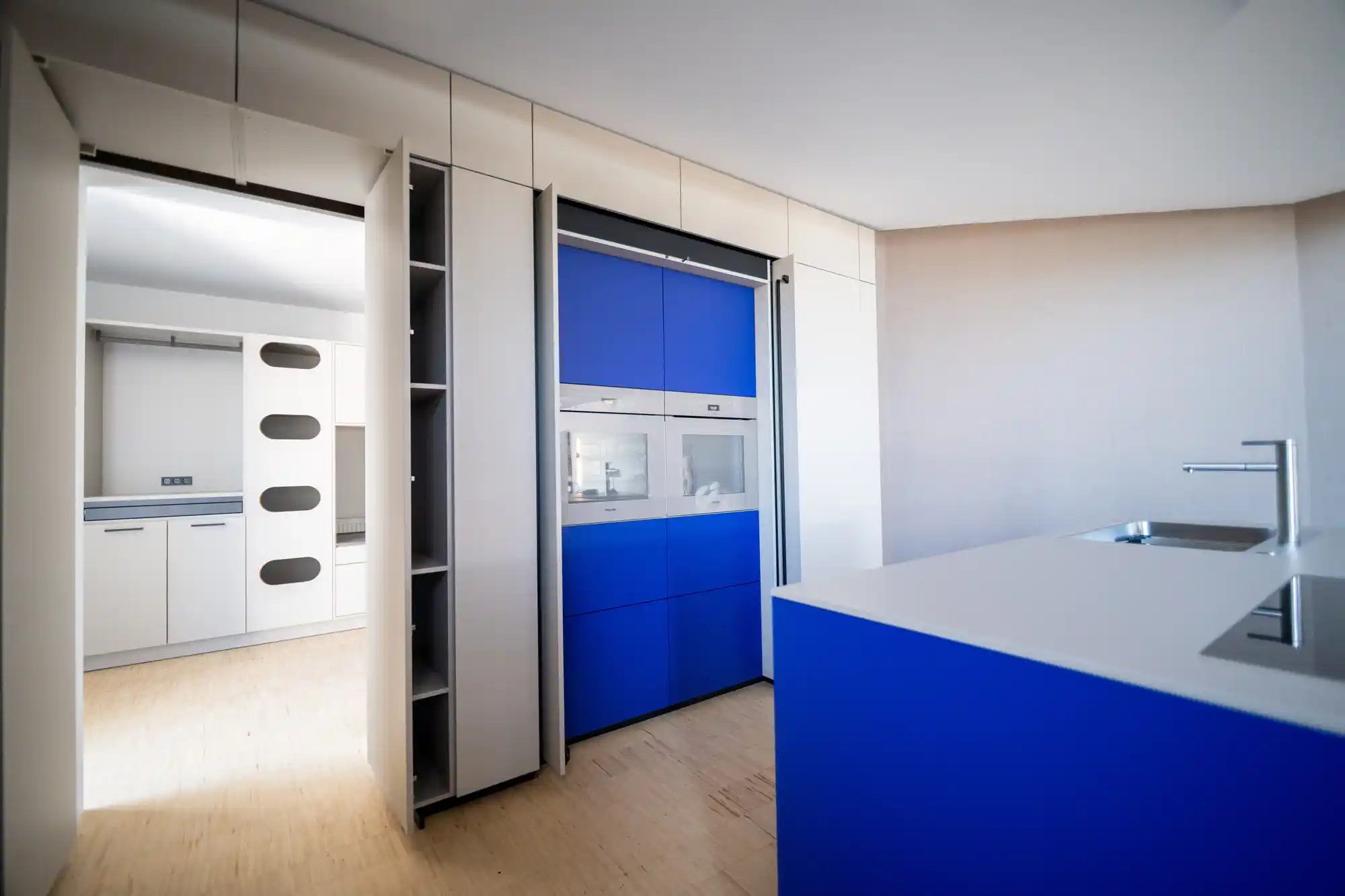 Küche im Schickinger Showroom in Sinzheim – blaue kochinsel, schrankwand