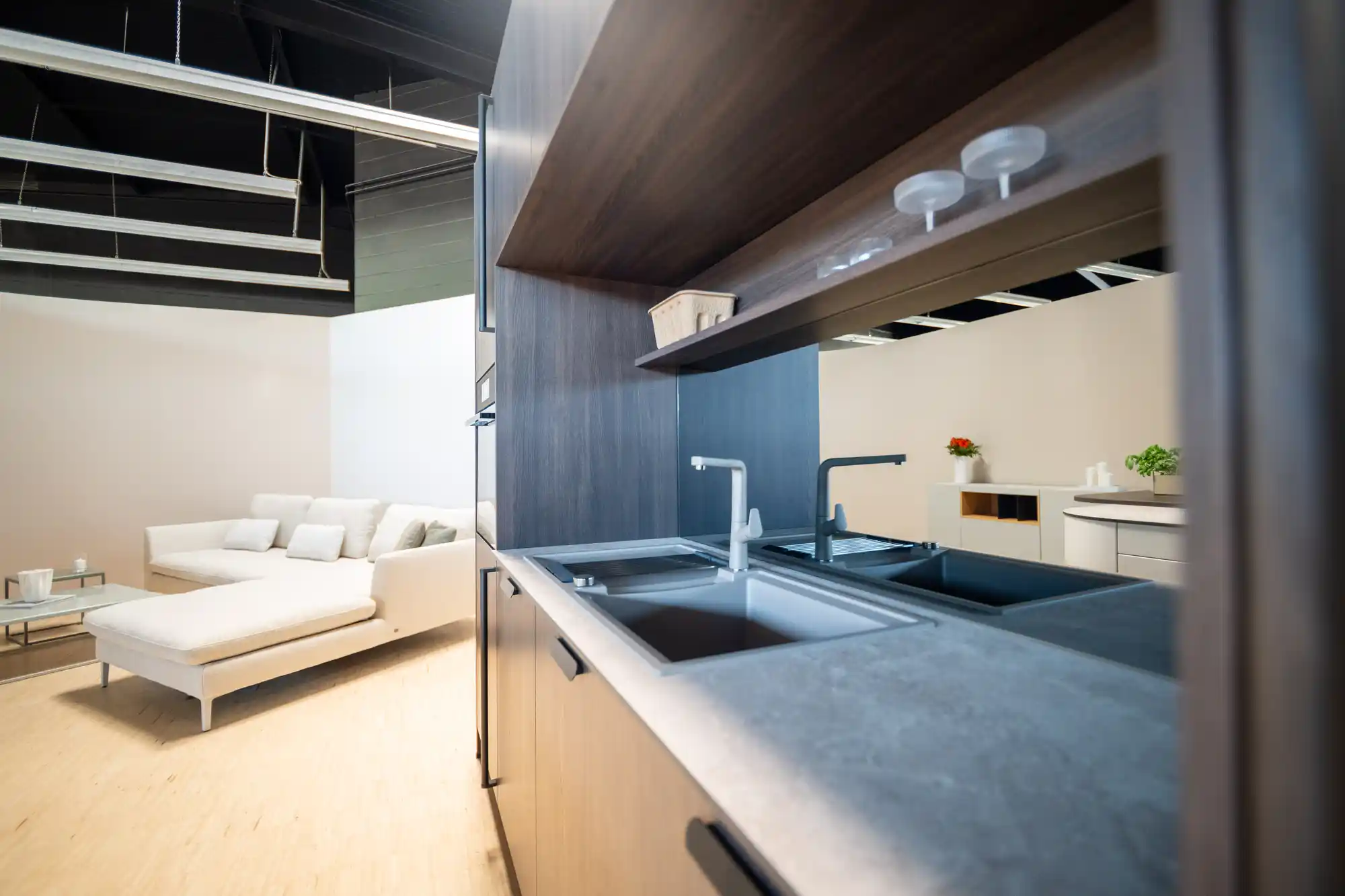 Küche im Schickinger Showroom in Sinzheim – dunkles holz, spüle