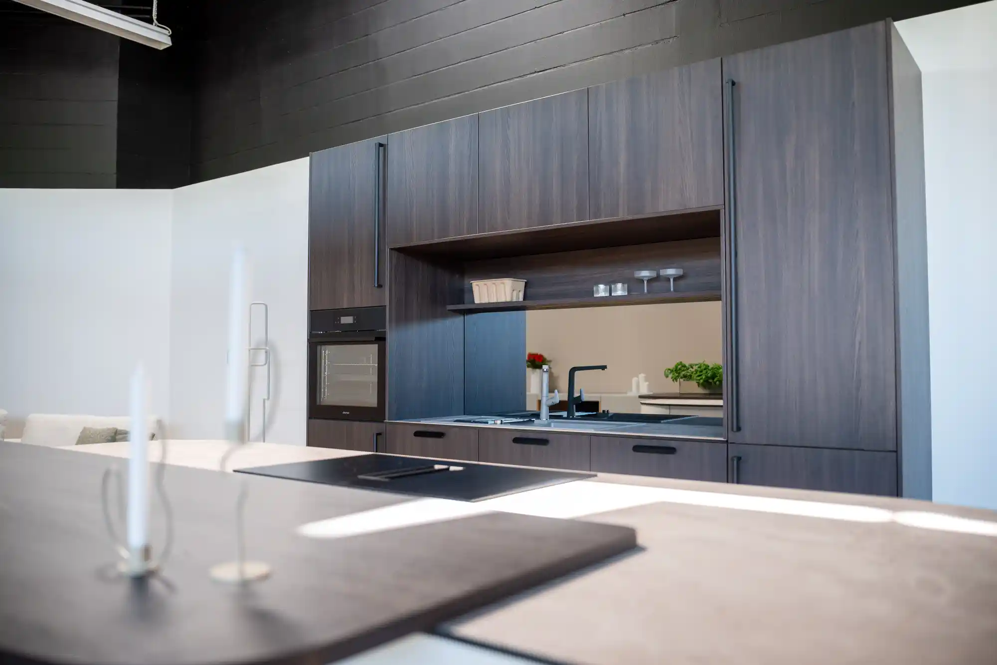 Küche im Schickinger Showroom in Sinzheim – dunkles holz, theke