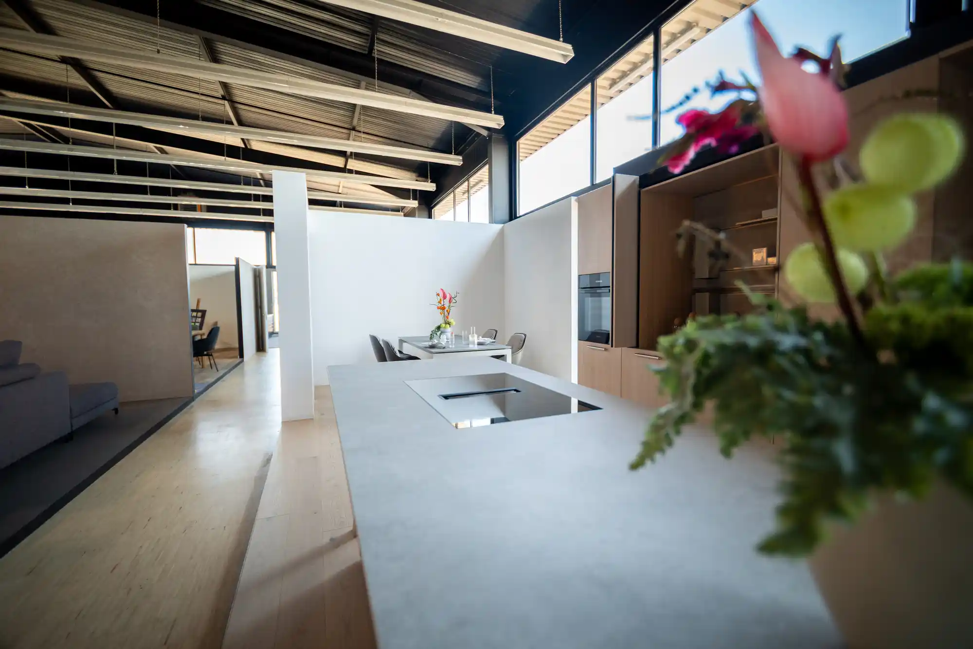 Küche im Schickinger Showroom in Sinzheim – grautöne, kochinsel