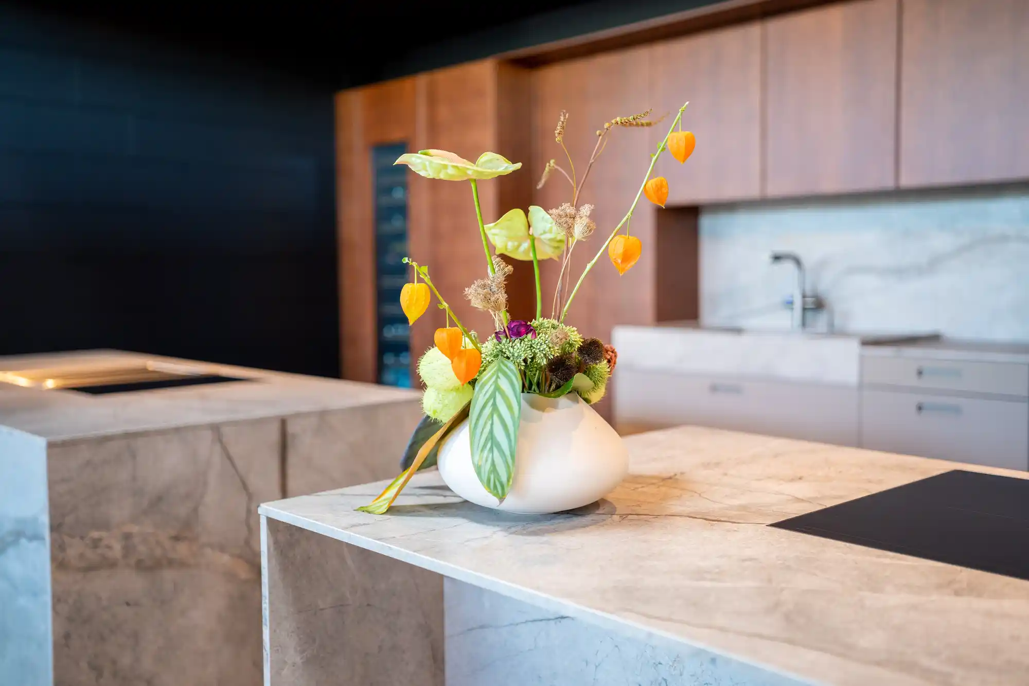 Küche im Schickinger Showroom in Sinzheim – marmor, nussbaum