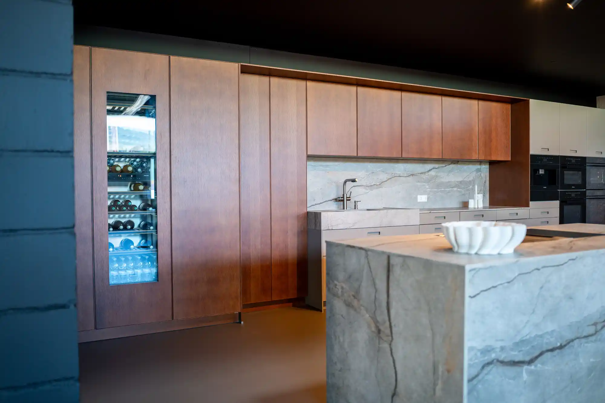 Küche im Schickinger Showroom in Sinzheim – nussbaum, weinklimaschrank