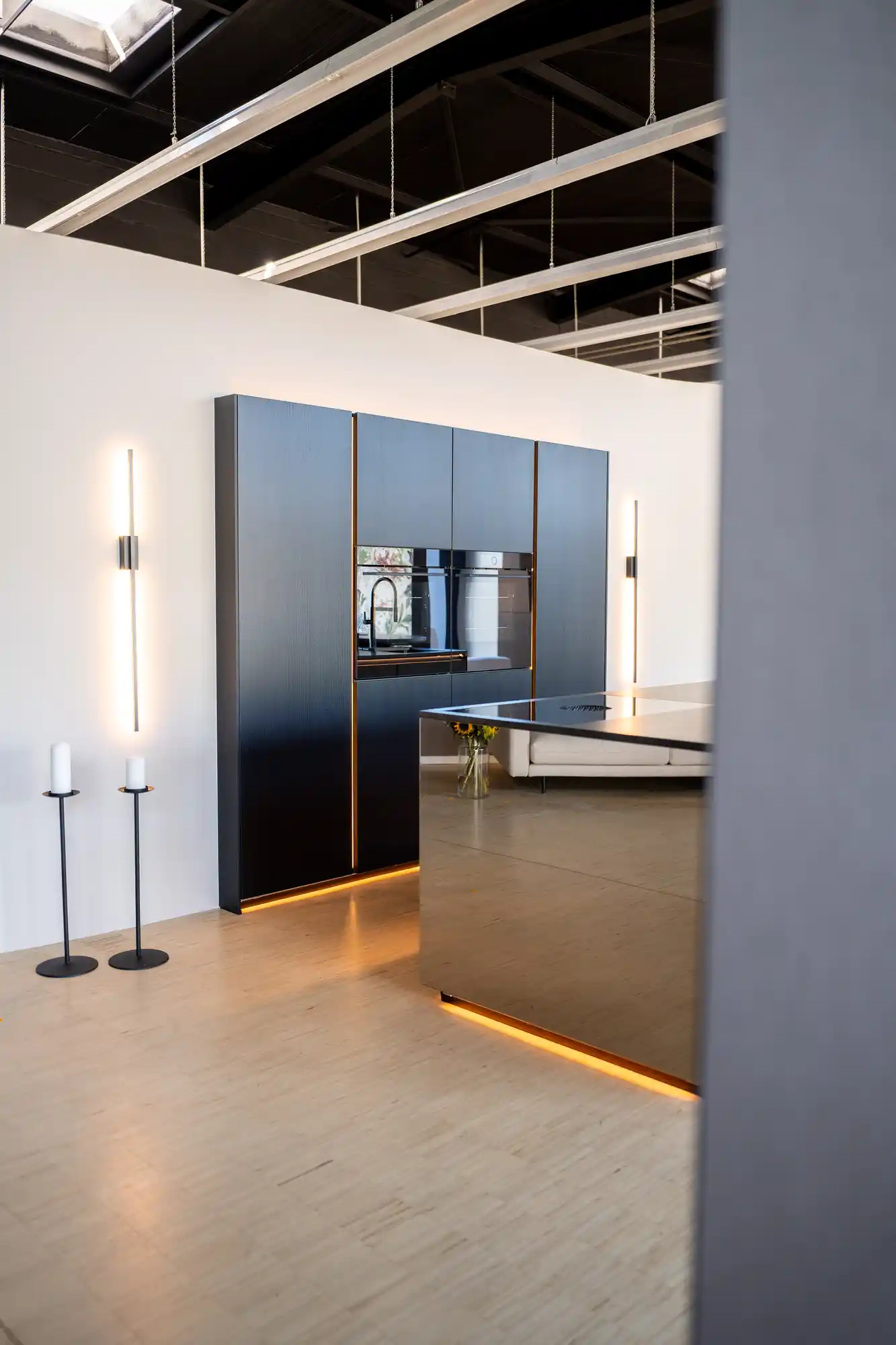 Küche im Schickinger Showroom in Sinzheim – schwarze fronten, goldakzent