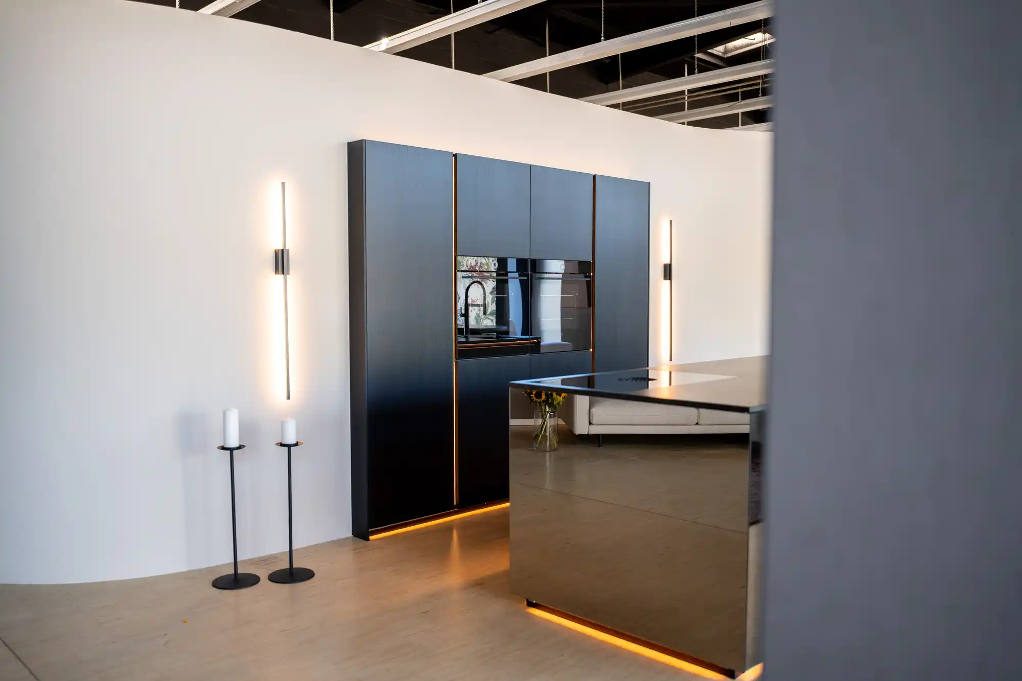 Küche im Schickinger Showroom in Sinzheim – schwarze fronten, goldakzent