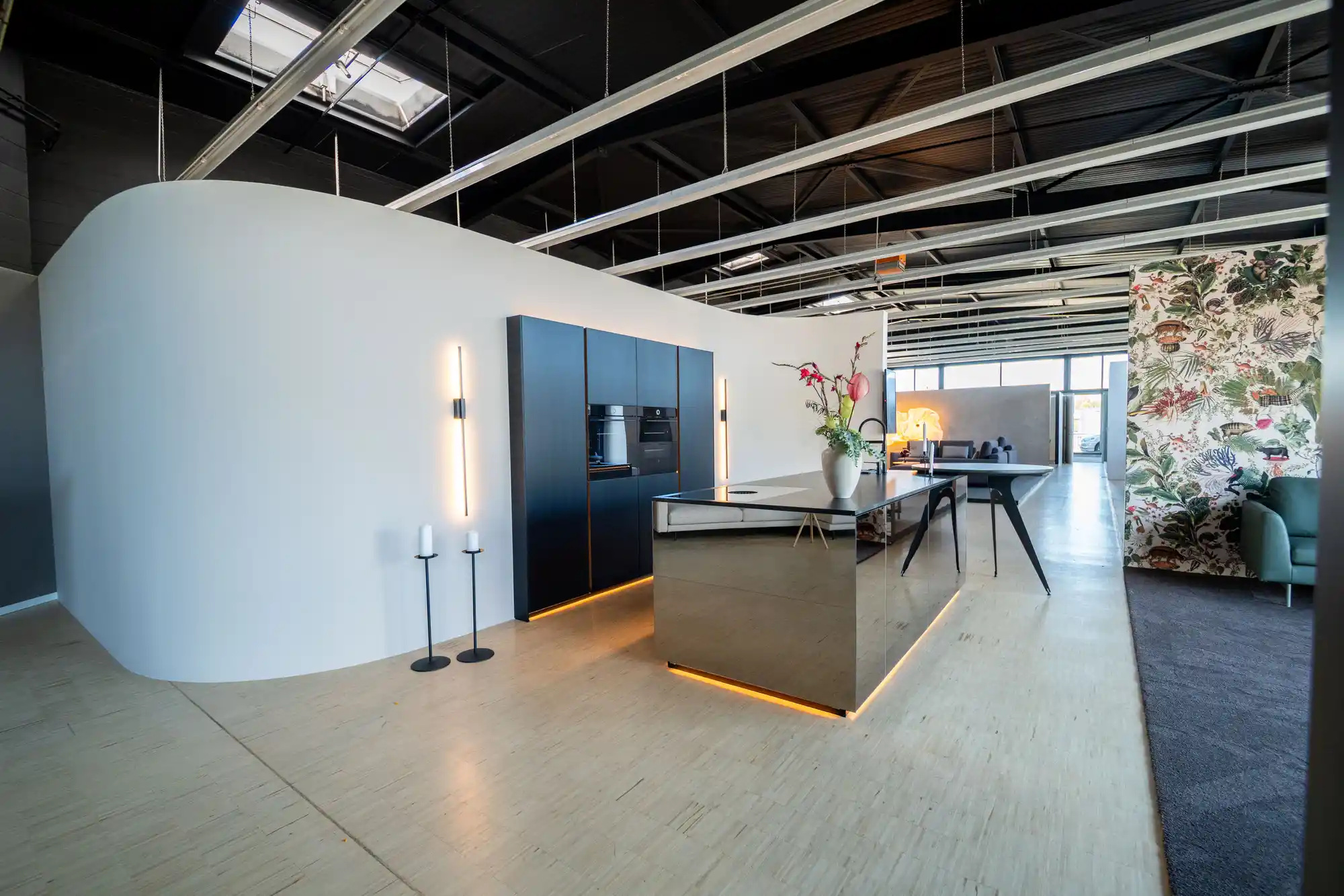 Küche im Schickinger Showroom in Sinzheim – schwarze fronten, weitwinkel