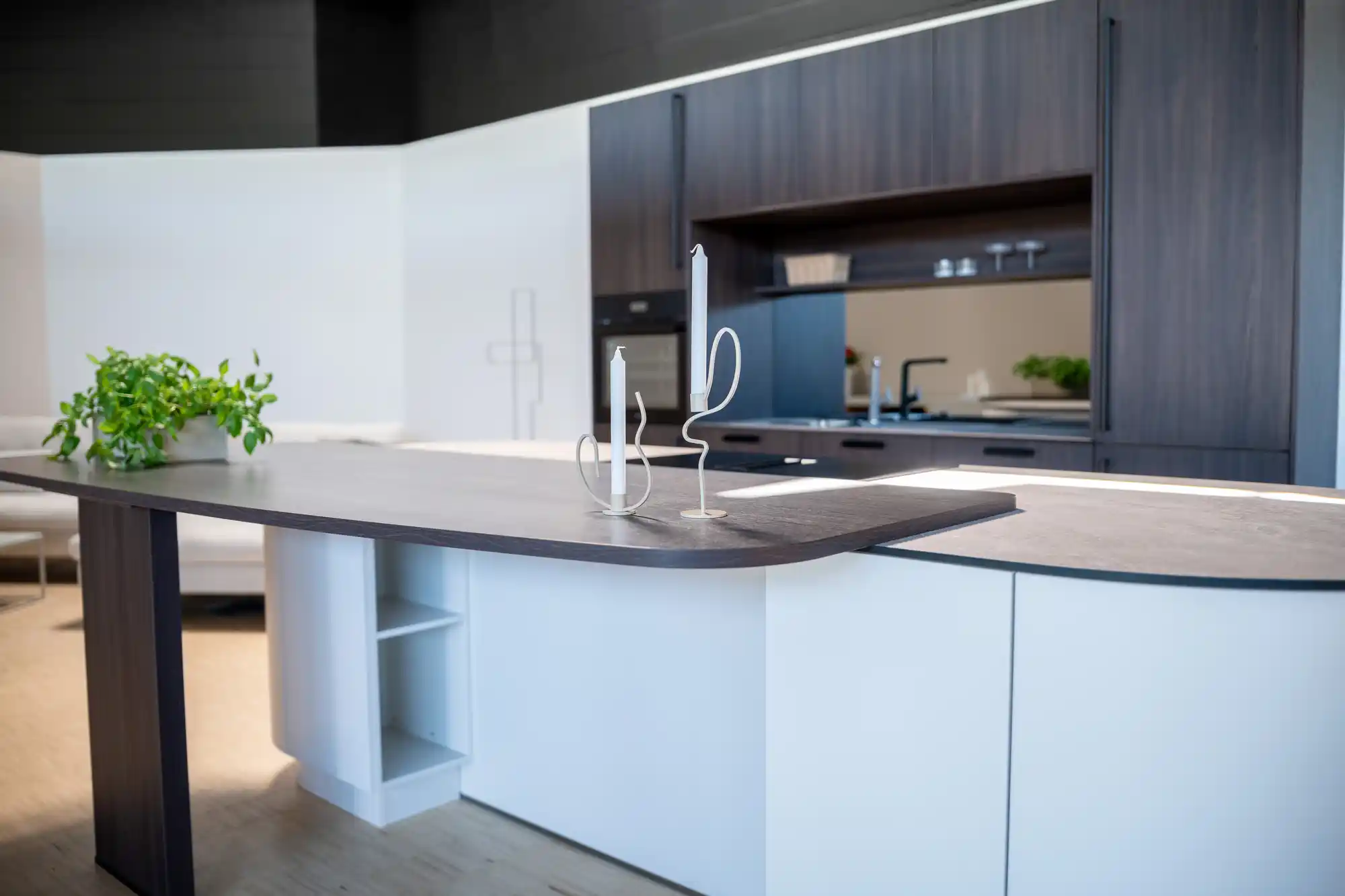 Küche im Schickinger Showroom in Sinzheim – weiß, theke