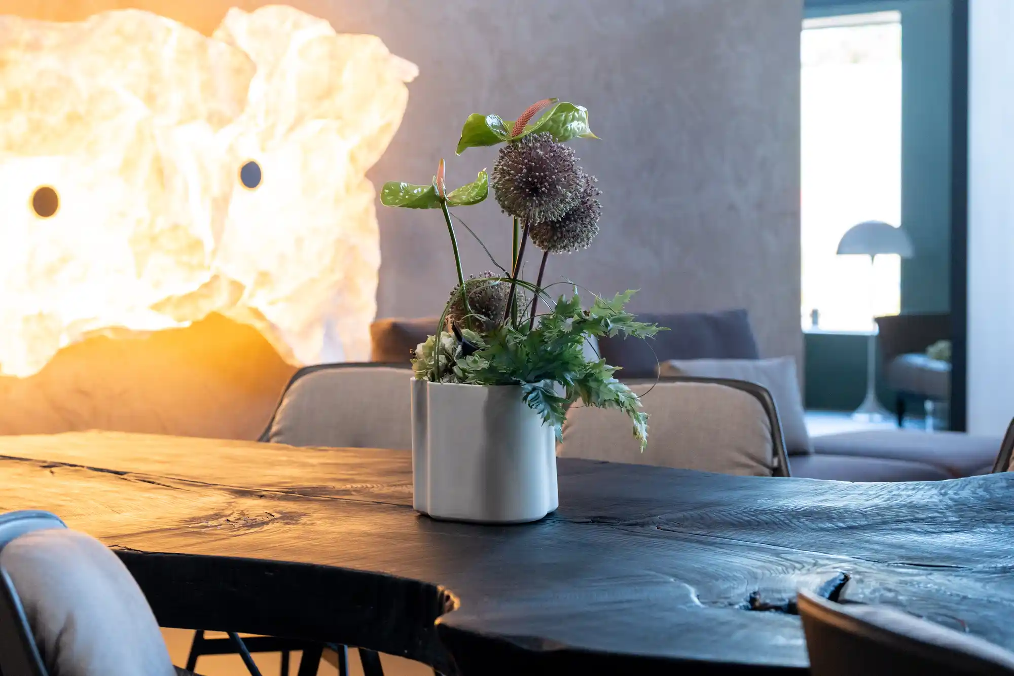 Lounge im Schickinger Showroom in Sinzheim – blumenschmuck