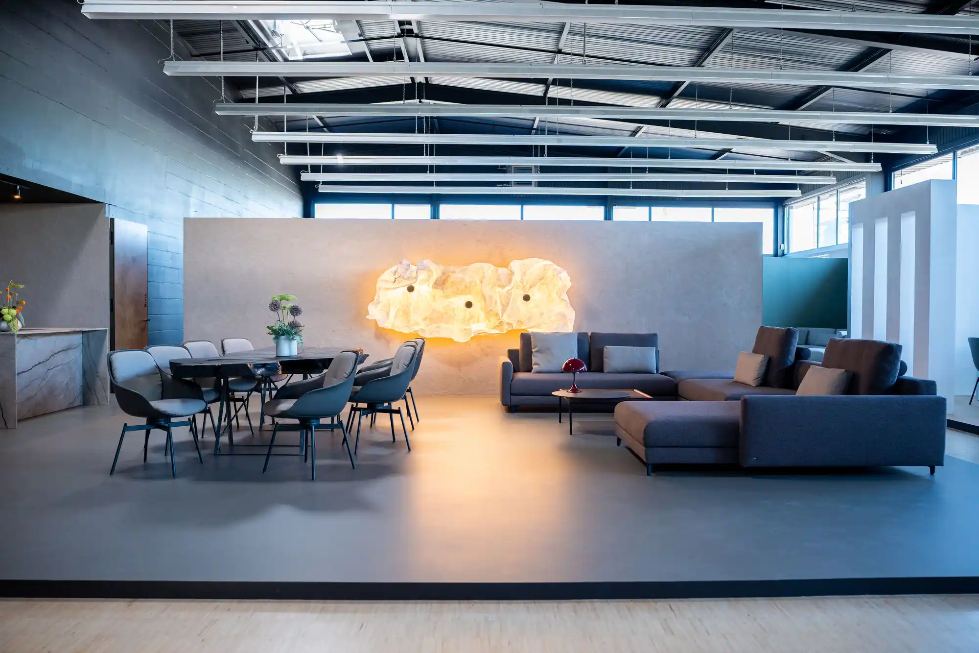 Lounge im Schickinger Showroom in Sinzheim – bühne, weitwinkel