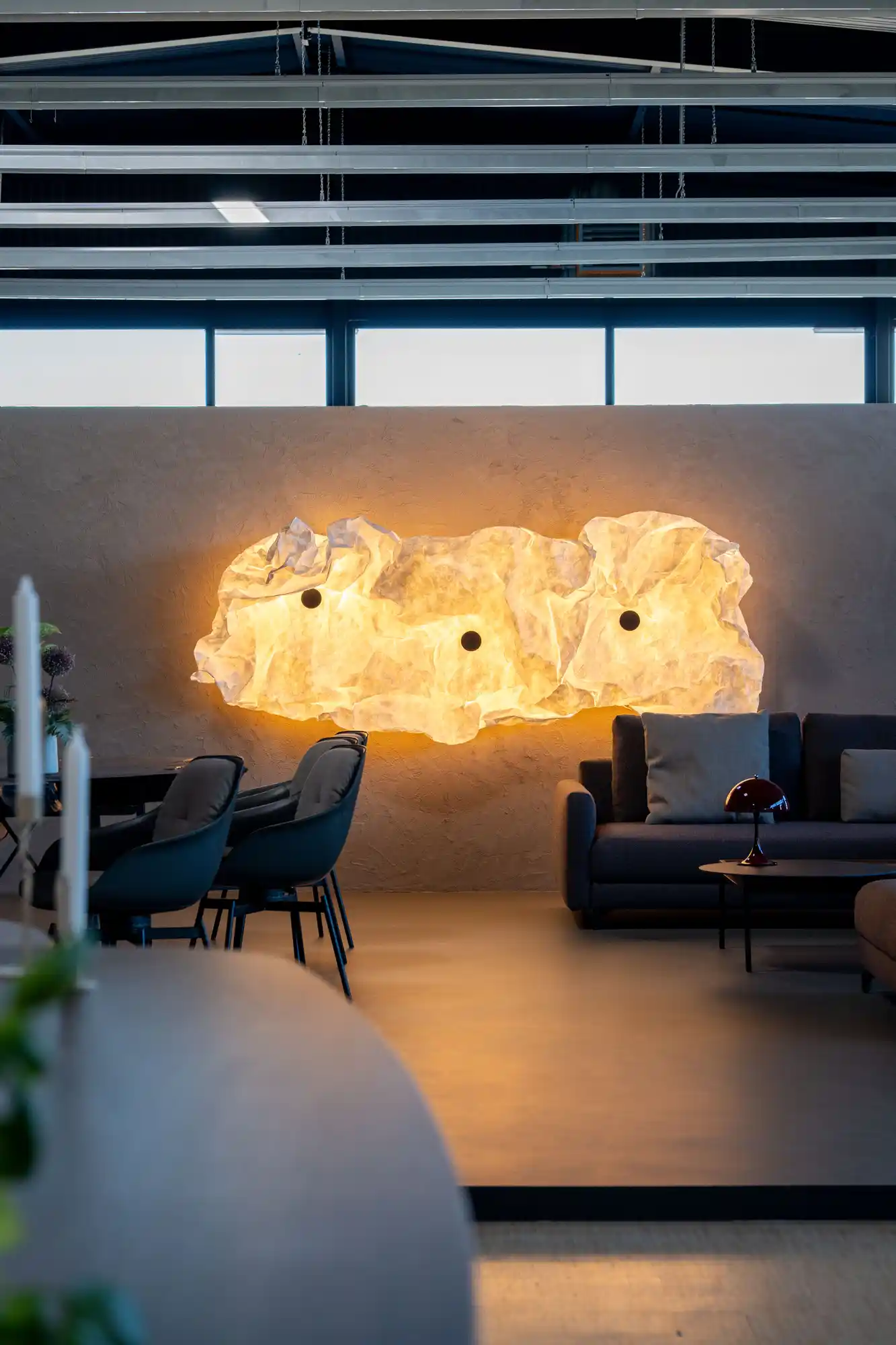 Lounge im Schickinger Showroom in Sinzheim – alabaster-leuchte, abendlicht