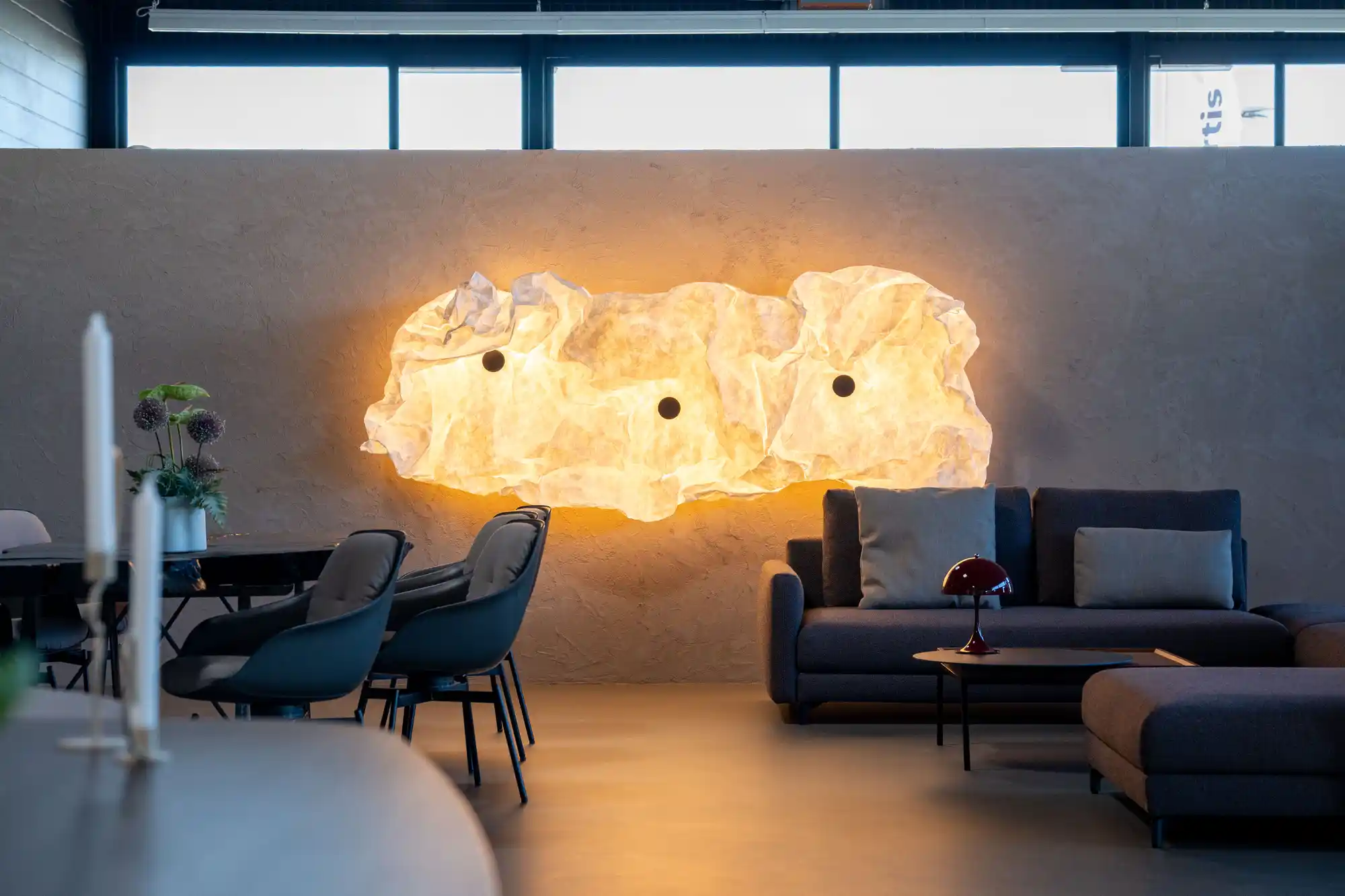 Lounge im Schickinger Showroom in Sinzheim – alabaster-leuchte, abendlicht