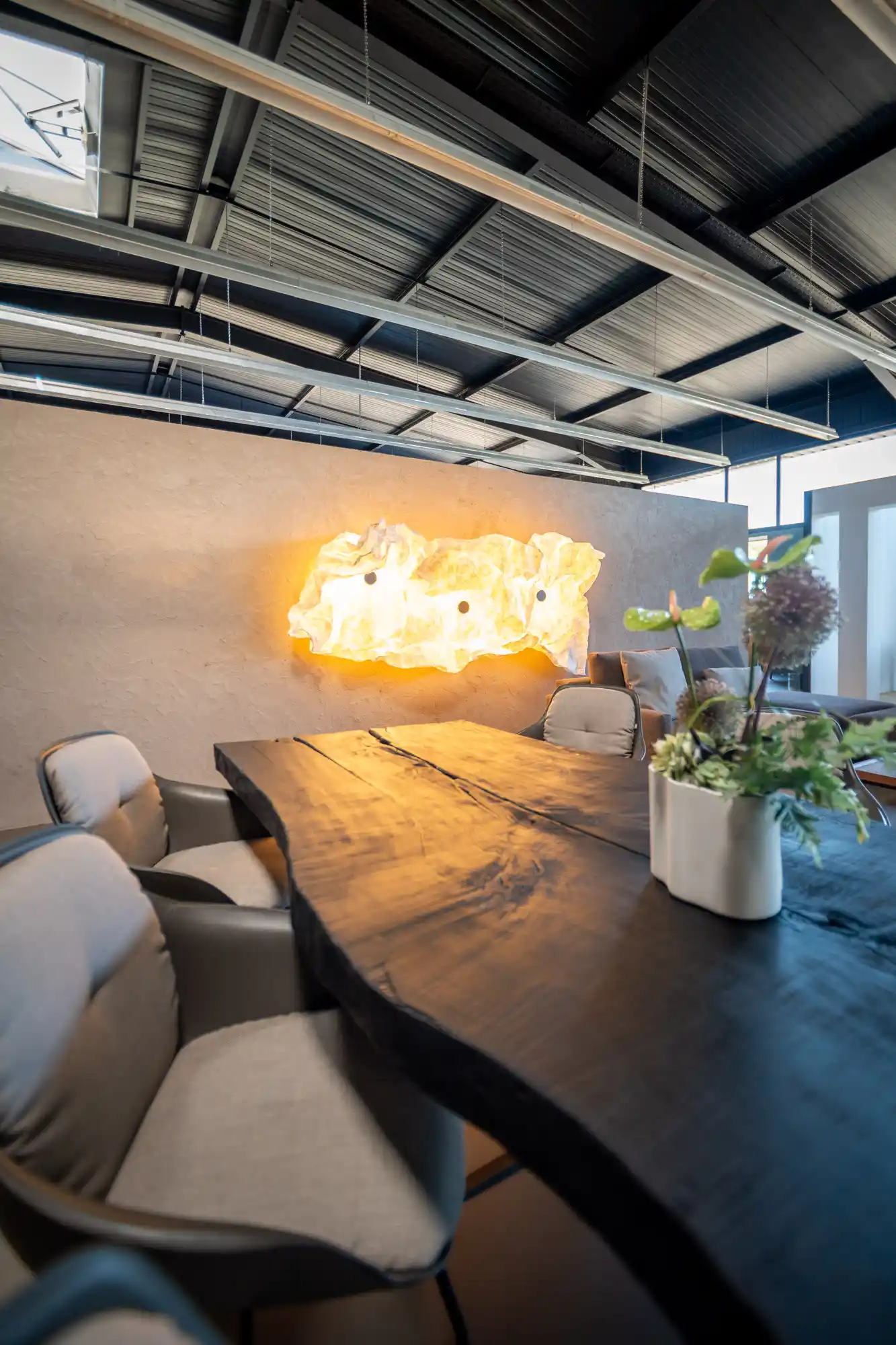 Beratungstisch aus Massivholz unter der Alabaster-Leuchte im Showroom Sinzheim