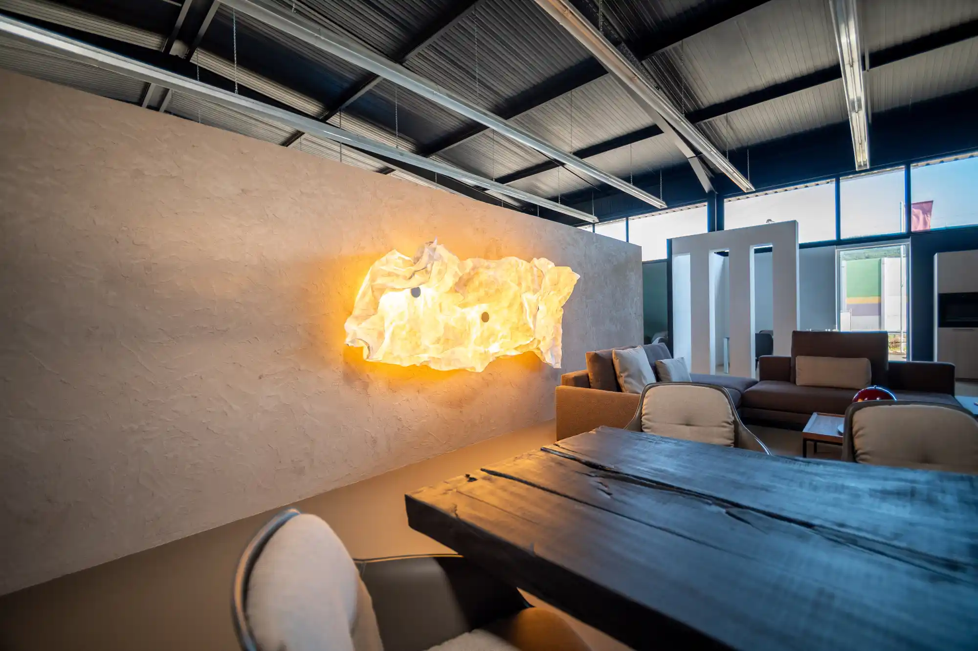Lounge im Schickinger Showroom in Sinzheim – massivholztisch, alabaster-leuchte