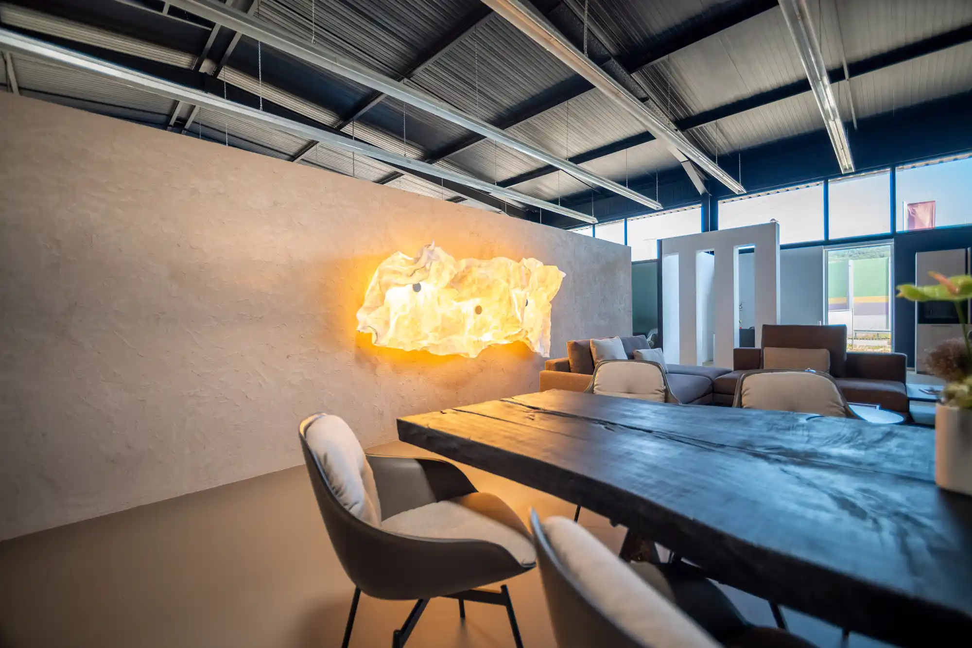 Lounge im Schickinger Showroom in Sinzheim – massivholztisch, weitwinkel