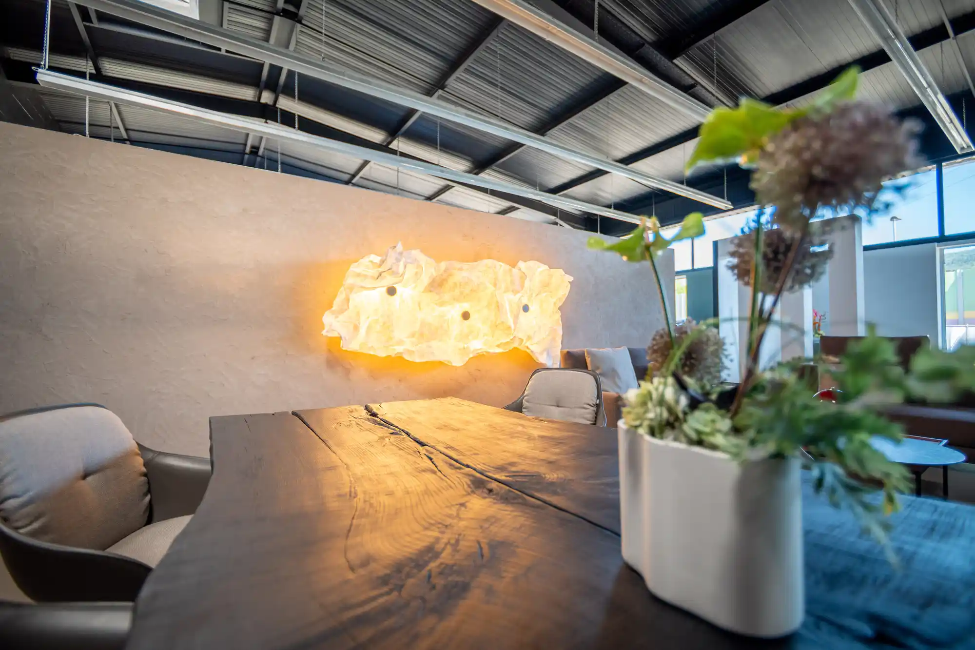 Lounge im Schickinger Showroom in Sinzheim – tisch, blumenschmuck