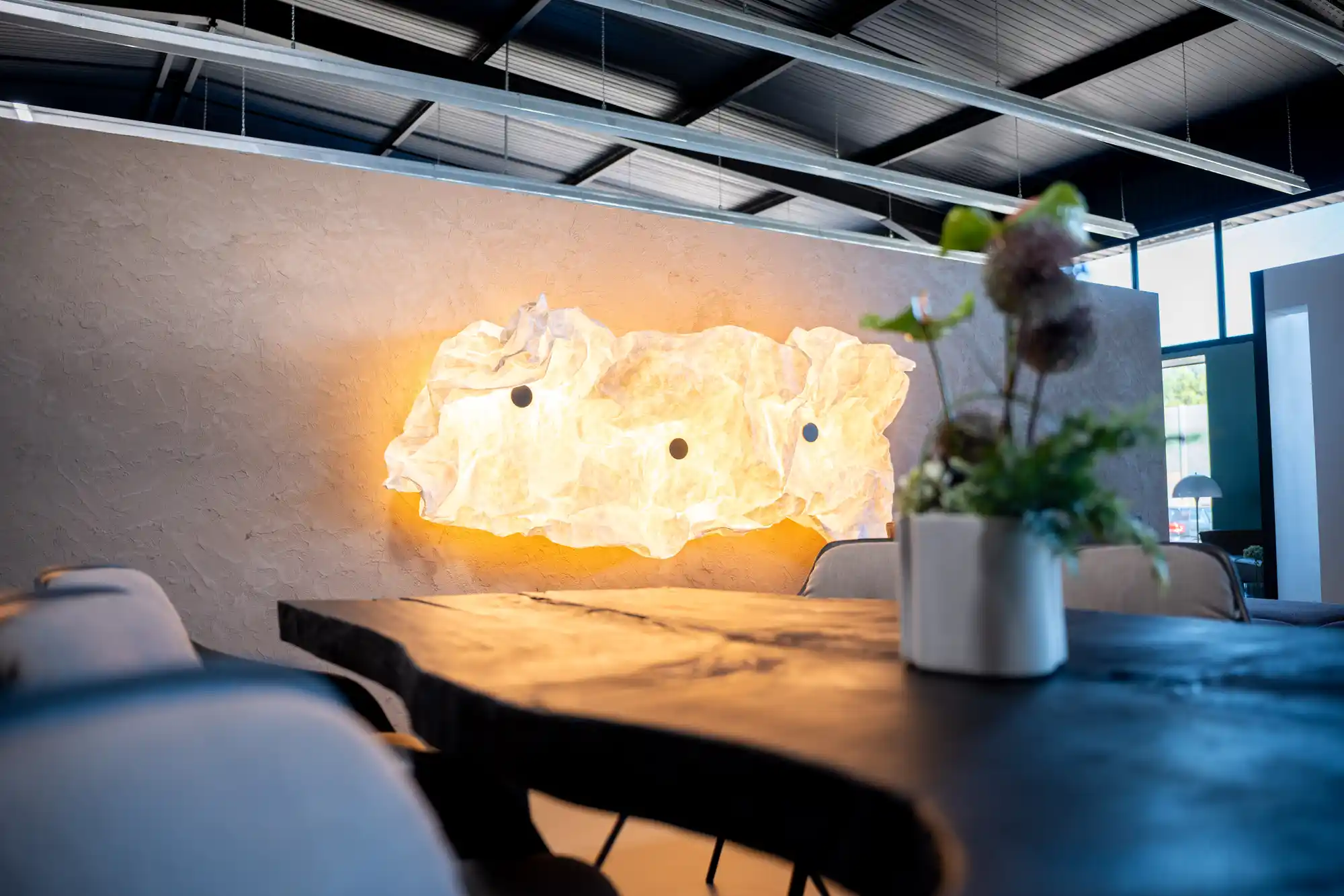 Lounge im Schickinger Showroom in Sinzheim – tisch, alabaster-leuchte, nah
