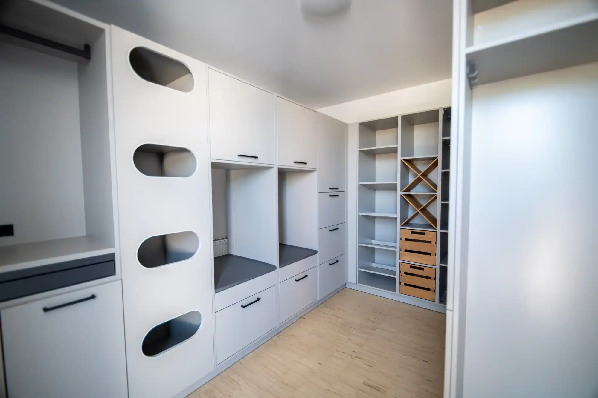 Innenausbau im Schickinger Showroom in Sinzheim – Schrankwand mit Einbauschränken