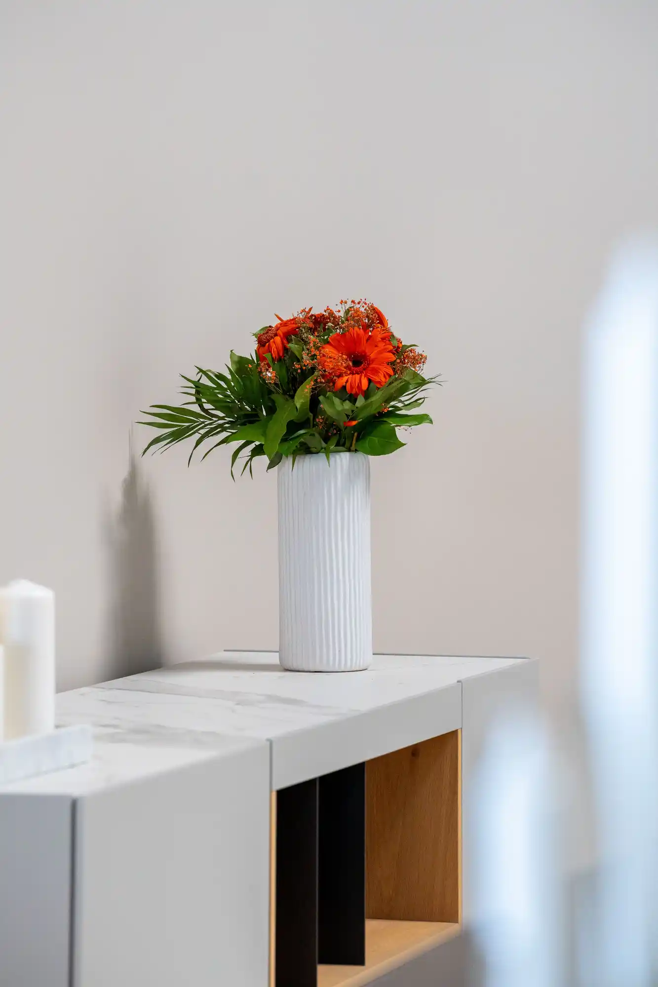 Wohnbereich im Schickinger Showroom in Sinzheim – konsole, blumenschmuck
