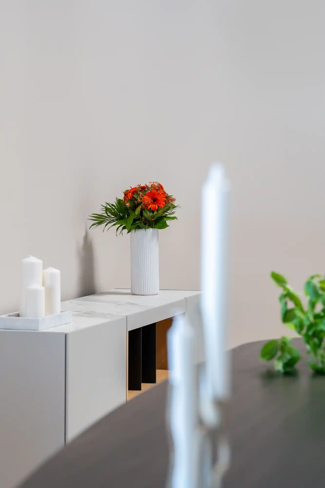 Wohnbereich im Schickinger Showroom in Sinzheim – konsole, blumenschmuck