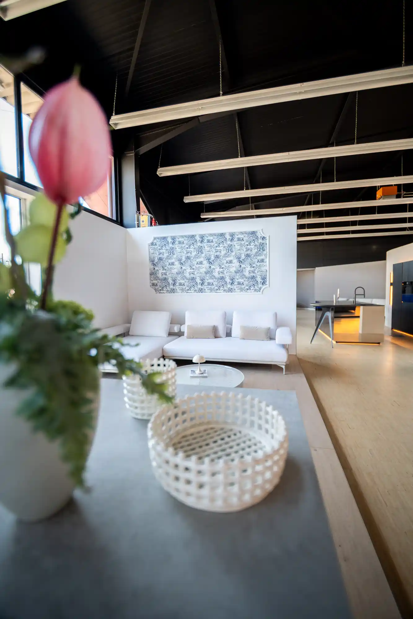 Wohnbereich im Schickinger Showroom in Sinzheim – blumenschmuck