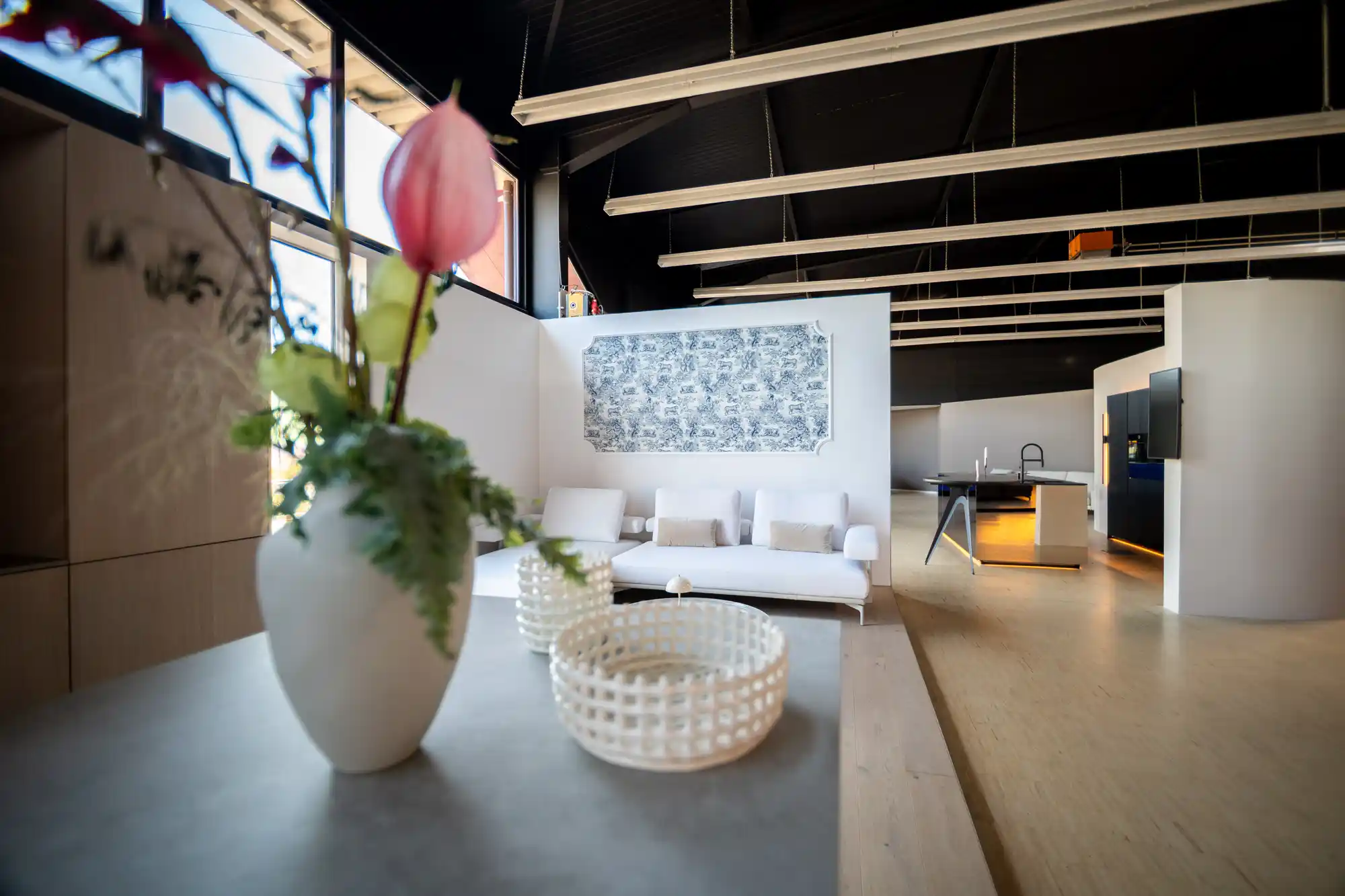 Wohnbereich im Schickinger Showroom in Sinzheim – blumenschmuck