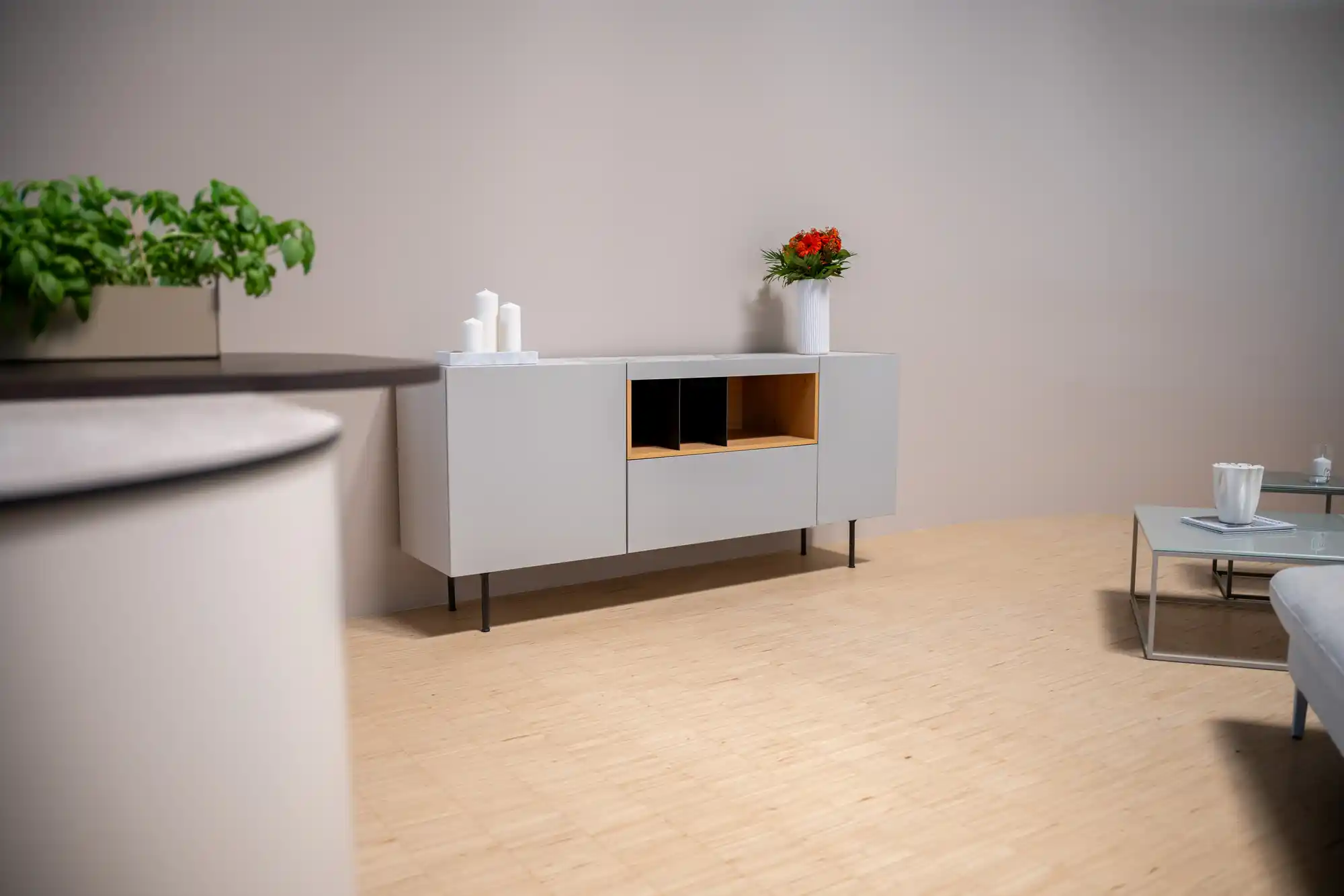 Wohnbereich im Schickinger Showroom in Sinzheim – sideboard