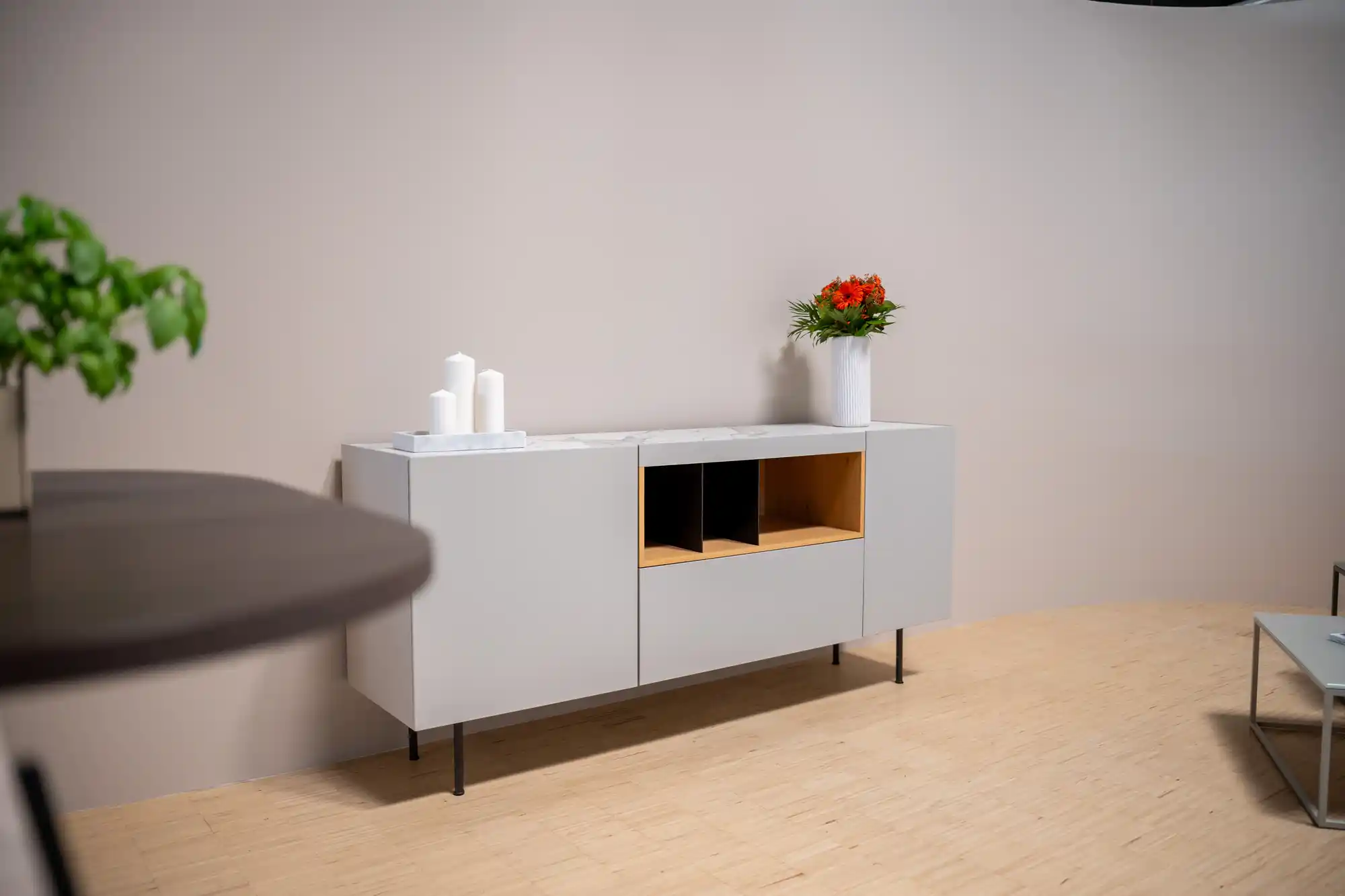 Wohnbereich im Schickinger Showroom in Sinzheim – sideboard