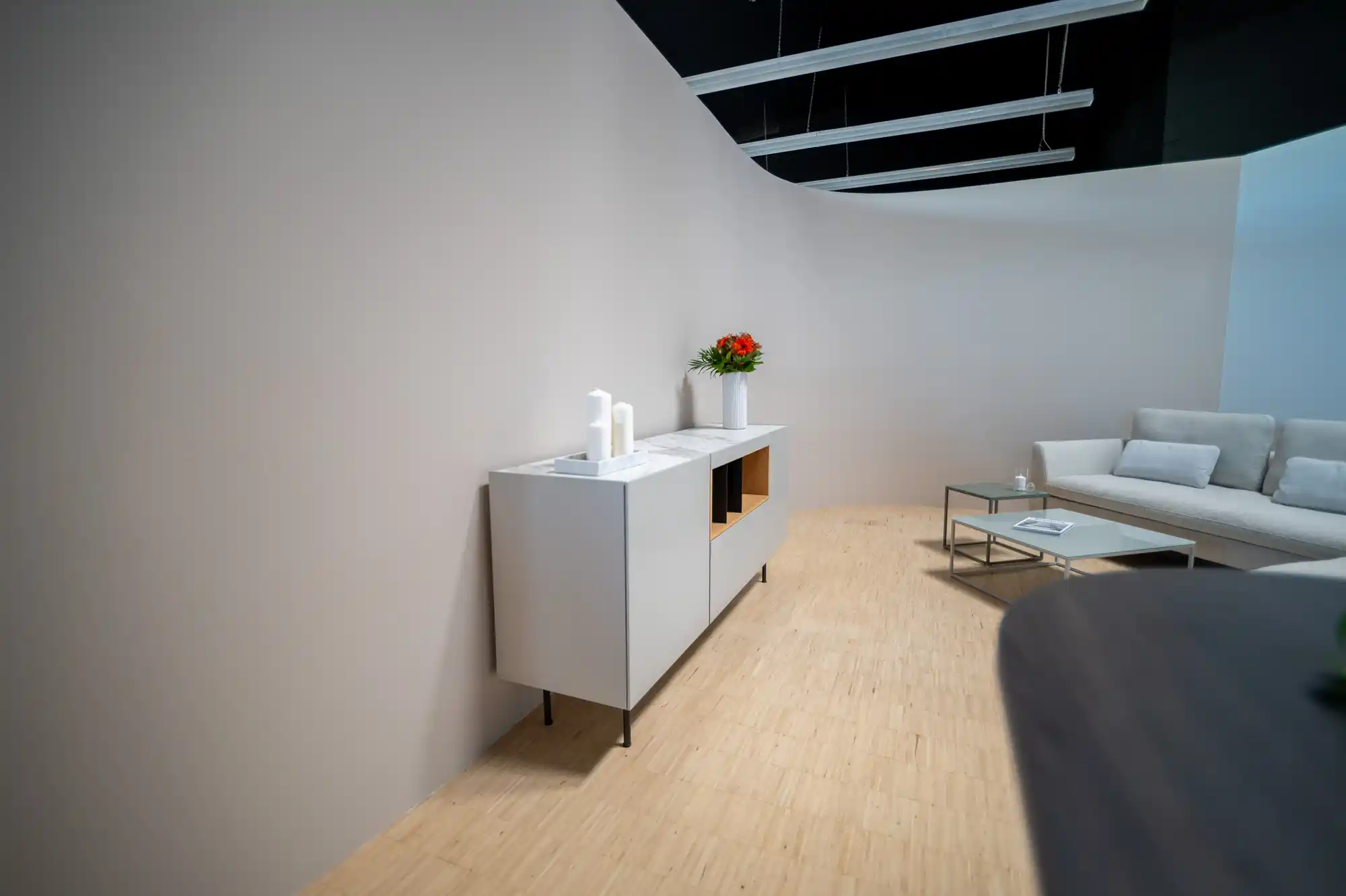 Wohnbereich im Schickinger Showroom in Sinzheim – sideboard, sofa