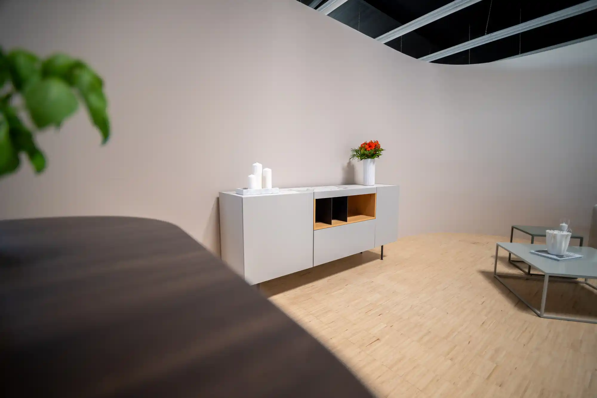 Wohnbereich im Schickinger Showroom in Sinzheim – sideboard, weiß