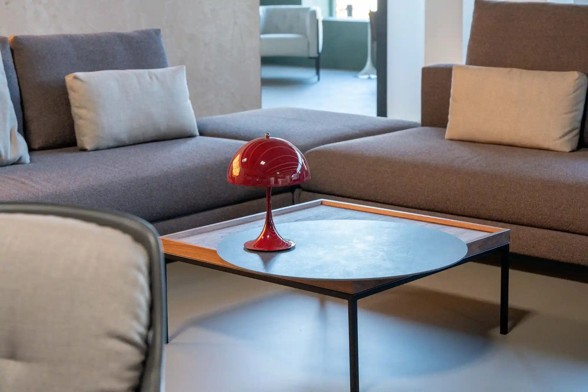Wohnbereich im Schickinger Showroom in Sinzheim – sofa, couchtisch, leuchte