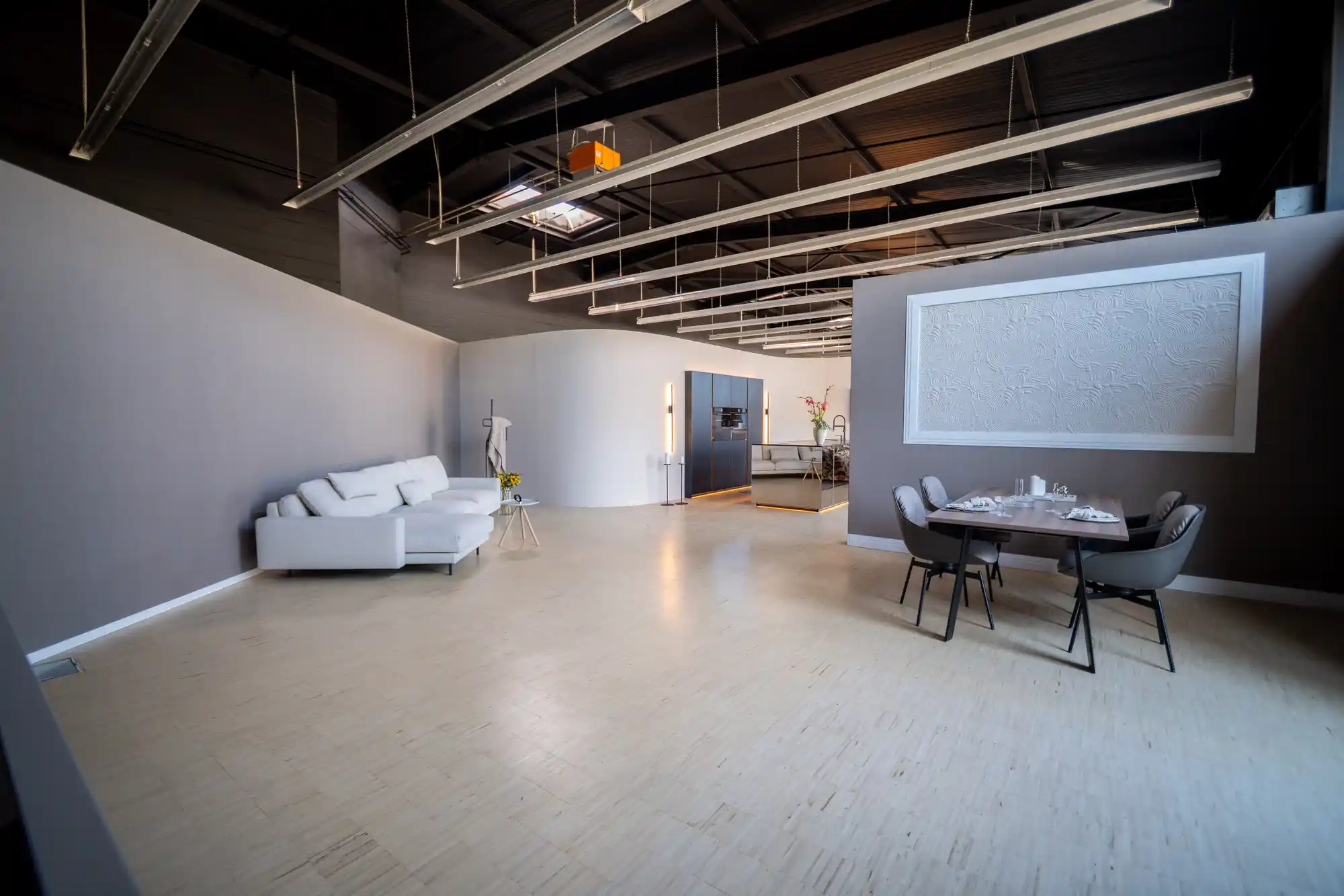 Wohnbereich im Schickinger Showroom in Sinzheim – sofa, essplatz