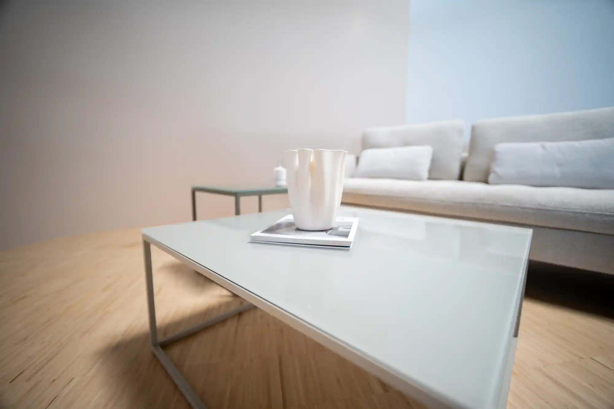Wohnbereich im Schickinger Showroom in Sinzheim – sofa, weiß, couchtisch