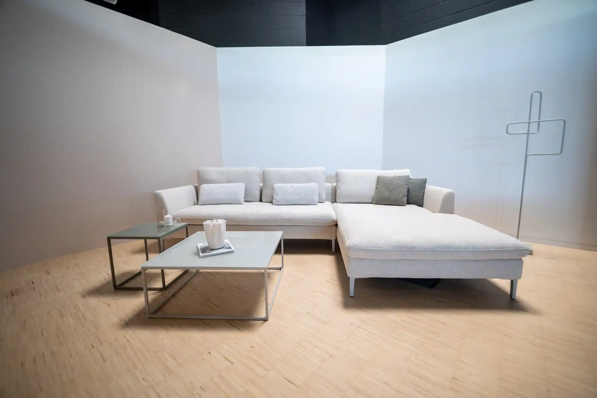 Wohnbereich im Schickinger Showroom in Sinzheim – sofa, weiß, ecksofa