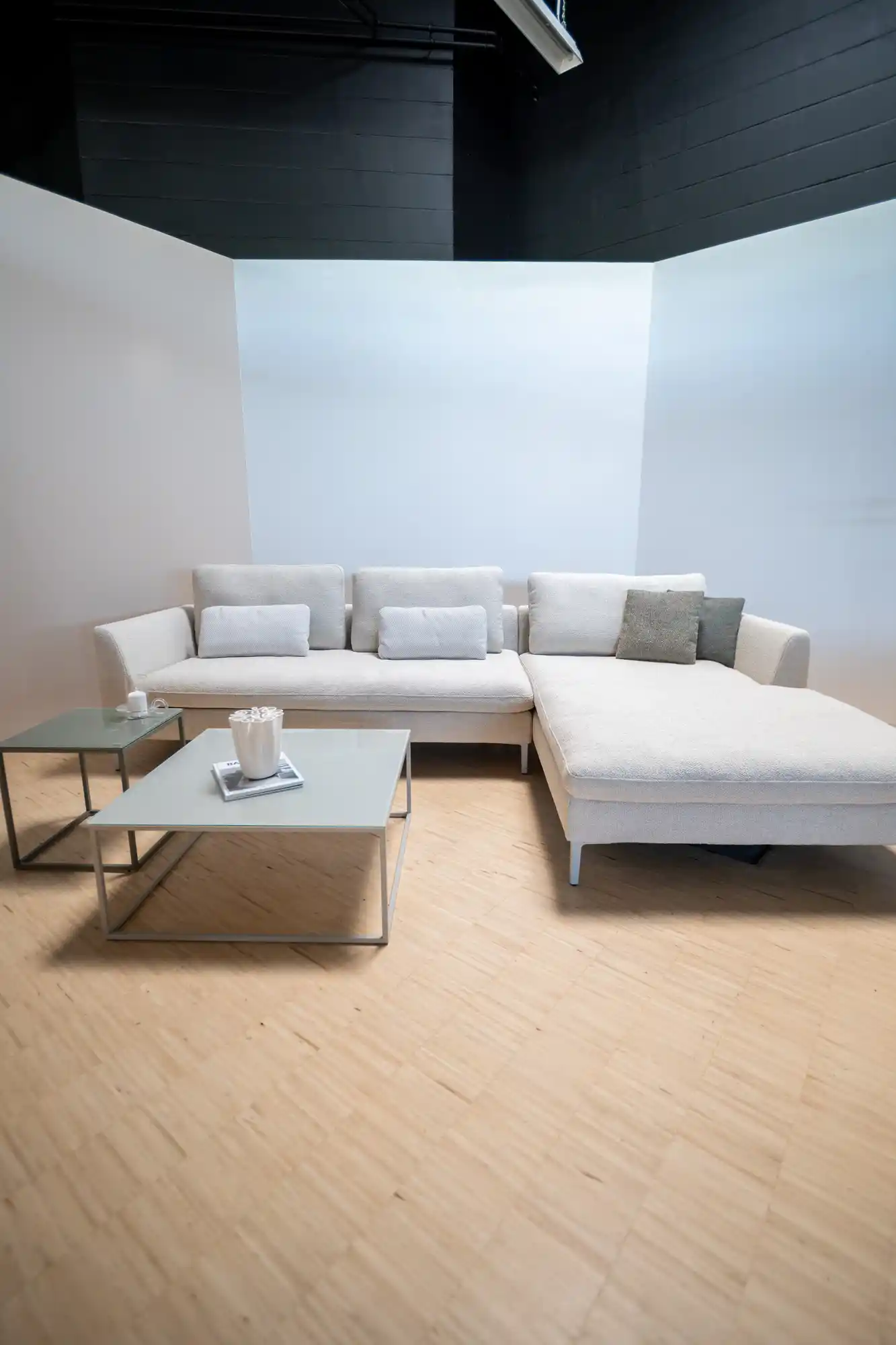Wohnbereich im Schickinger Showroom in Sinzheim – sofa, weiß, ecksofa
