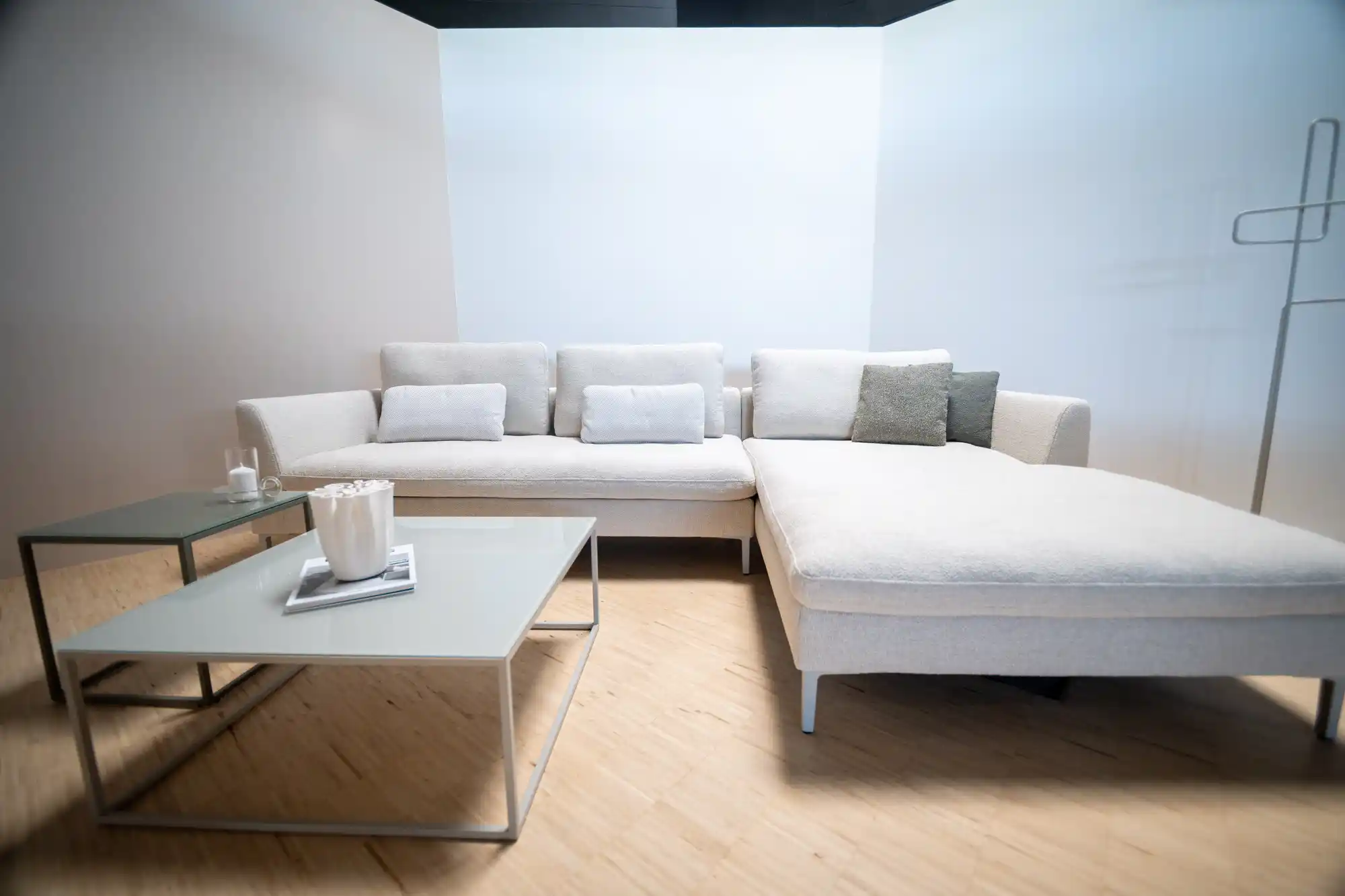 Wohnbereich im Schickinger Showroom in Sinzheim – sofa, weiß, ecksofa