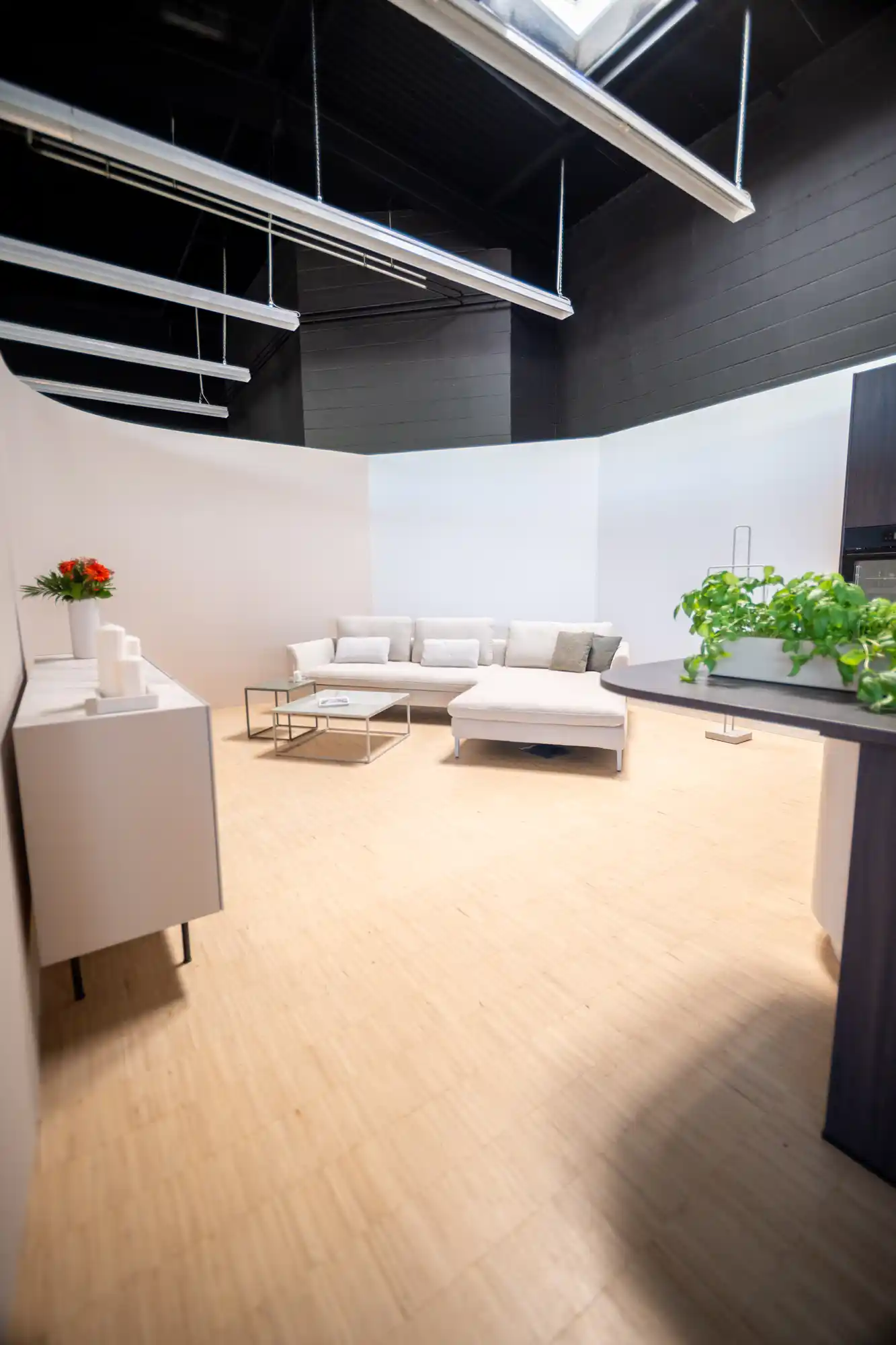 Wohnbereich im Schickinger Showroom in Sinzheim – sofa, weiß