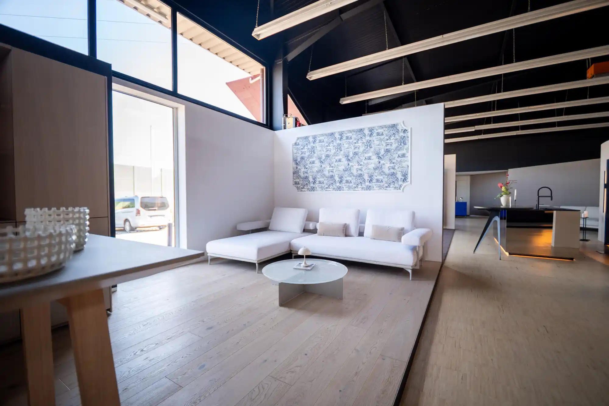 Wohnbereich im Schickinger Showroom in Sinzheim – sofa, weiß, kunst