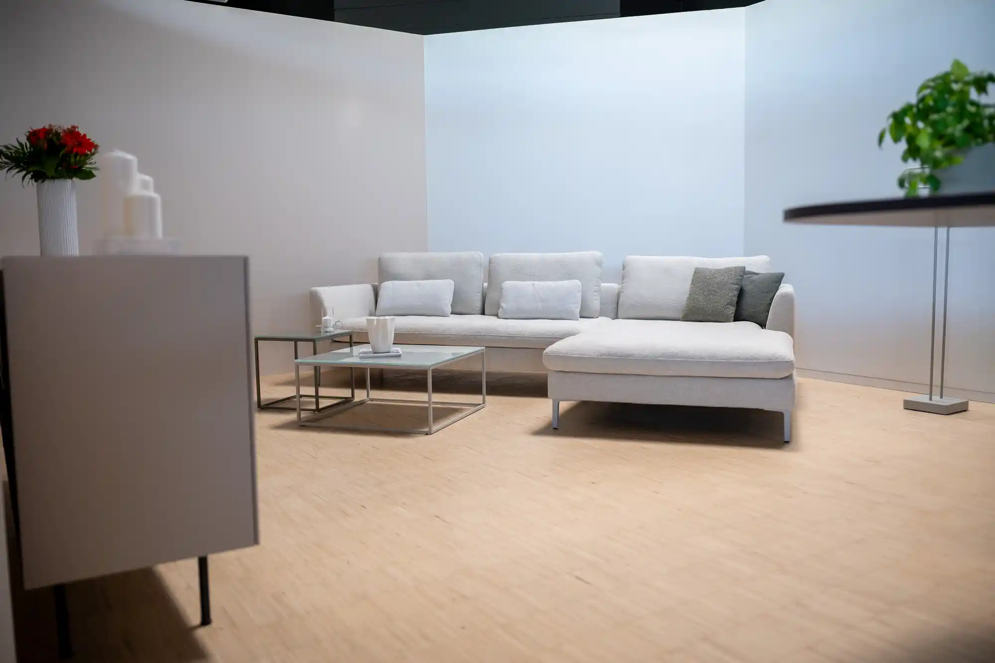 Wohnbereich im Schickinger Showroom in Sinzheim – sofa, weiß, raumansicht