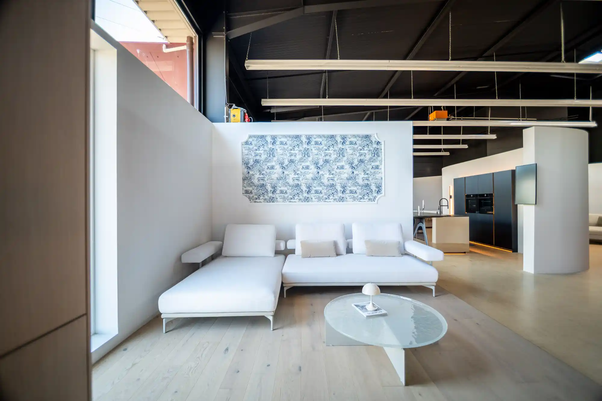 Wohnbereich im Schickinger Showroom in Sinzheim – sofa, weiß, tapete