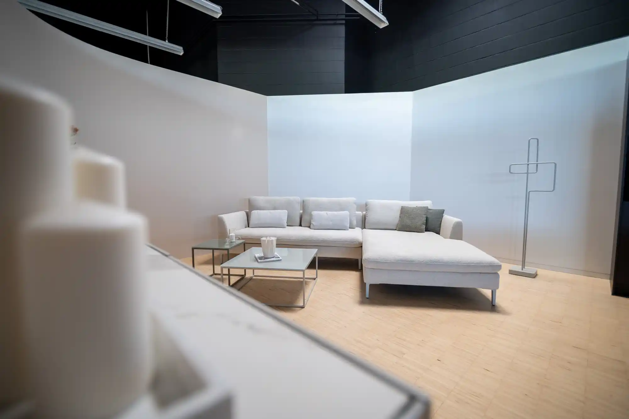 Wohnbereich im Schickinger Showroom in Sinzheim – sofa, weiß, weitwinkel